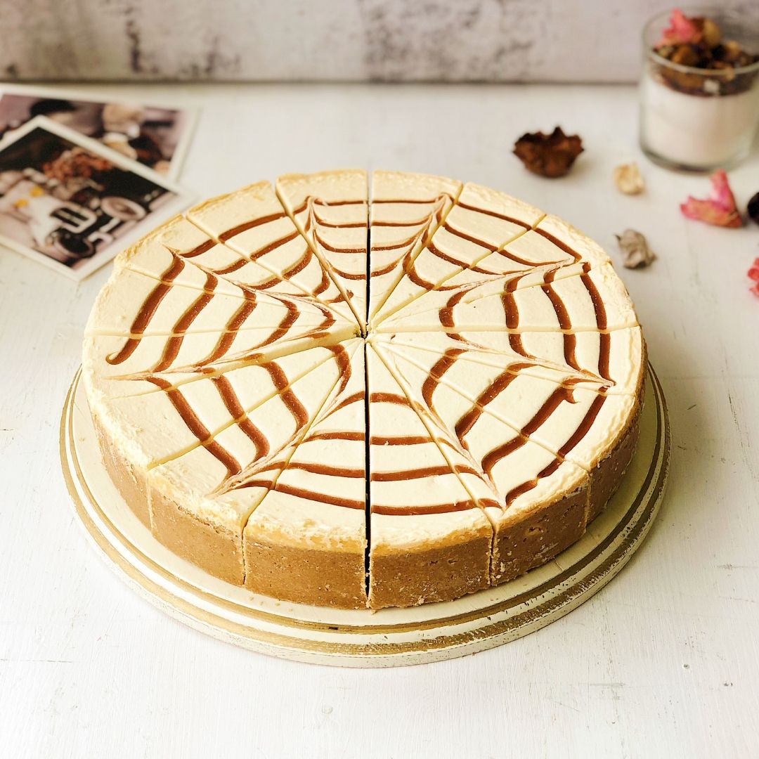 Сладкий чизкейк из сливочного сыра и прослойками карамели. изображение 2