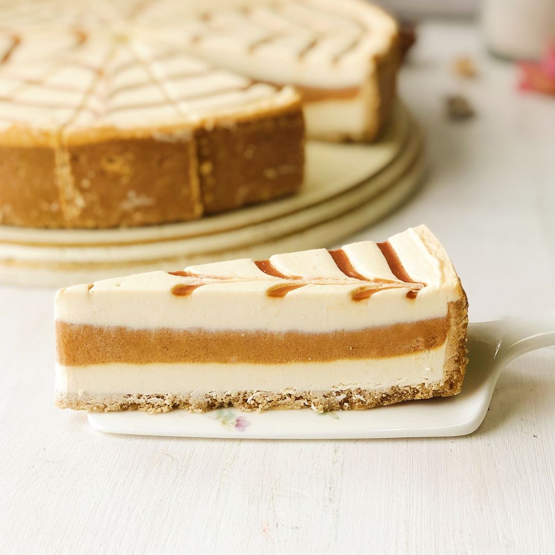 Сладкий чизкейк из сливочного сыра и прослойками карамели. изображение 5