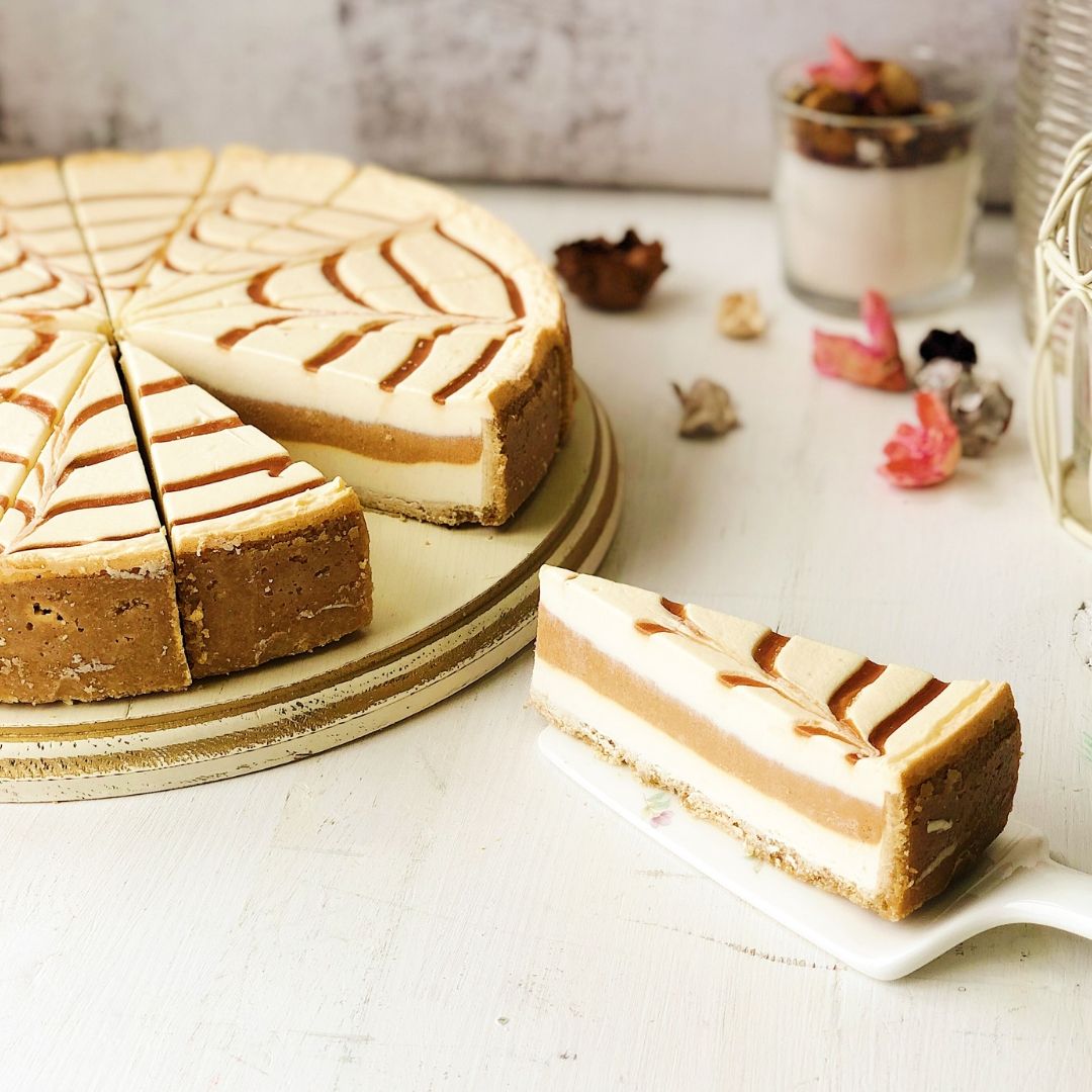 Сладкий чизкейк из сливочного сыра и прослойками карамели. изображение 6