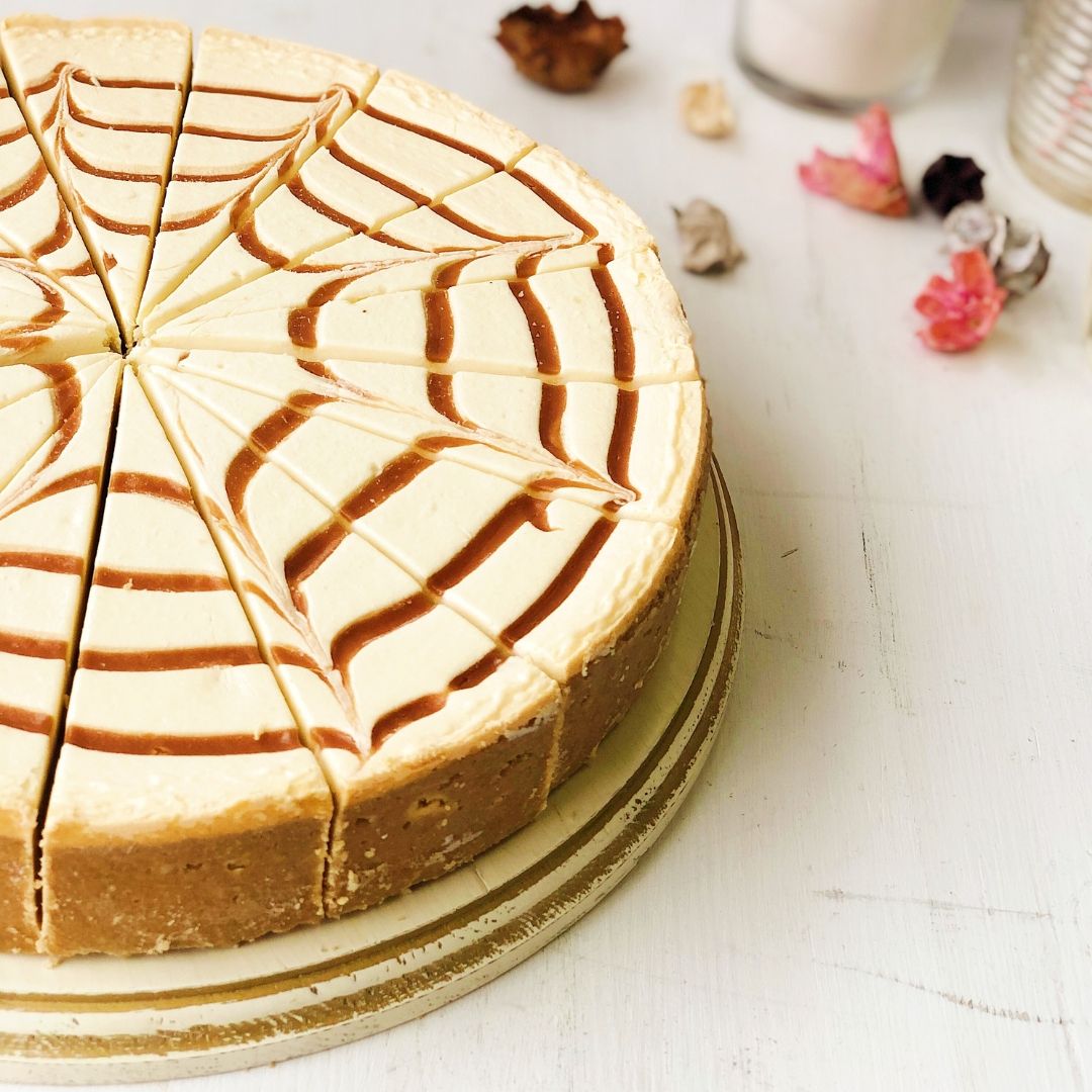 Сладкий чизкейк из сливочного сыра и прослойками карамели. изображение 3