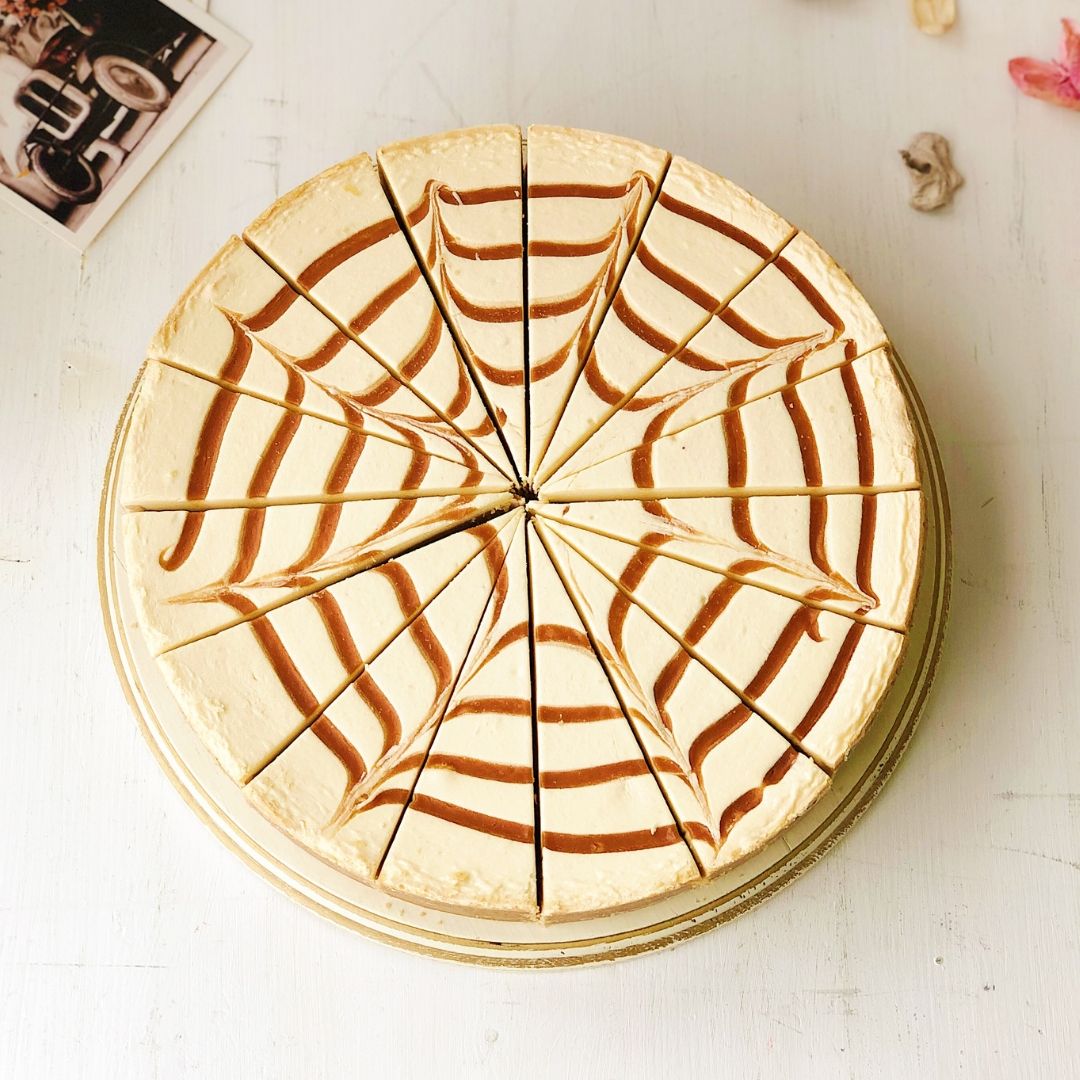 Сладкий чизкейк из сливочного сыра и прослойками карамели. изображение 4