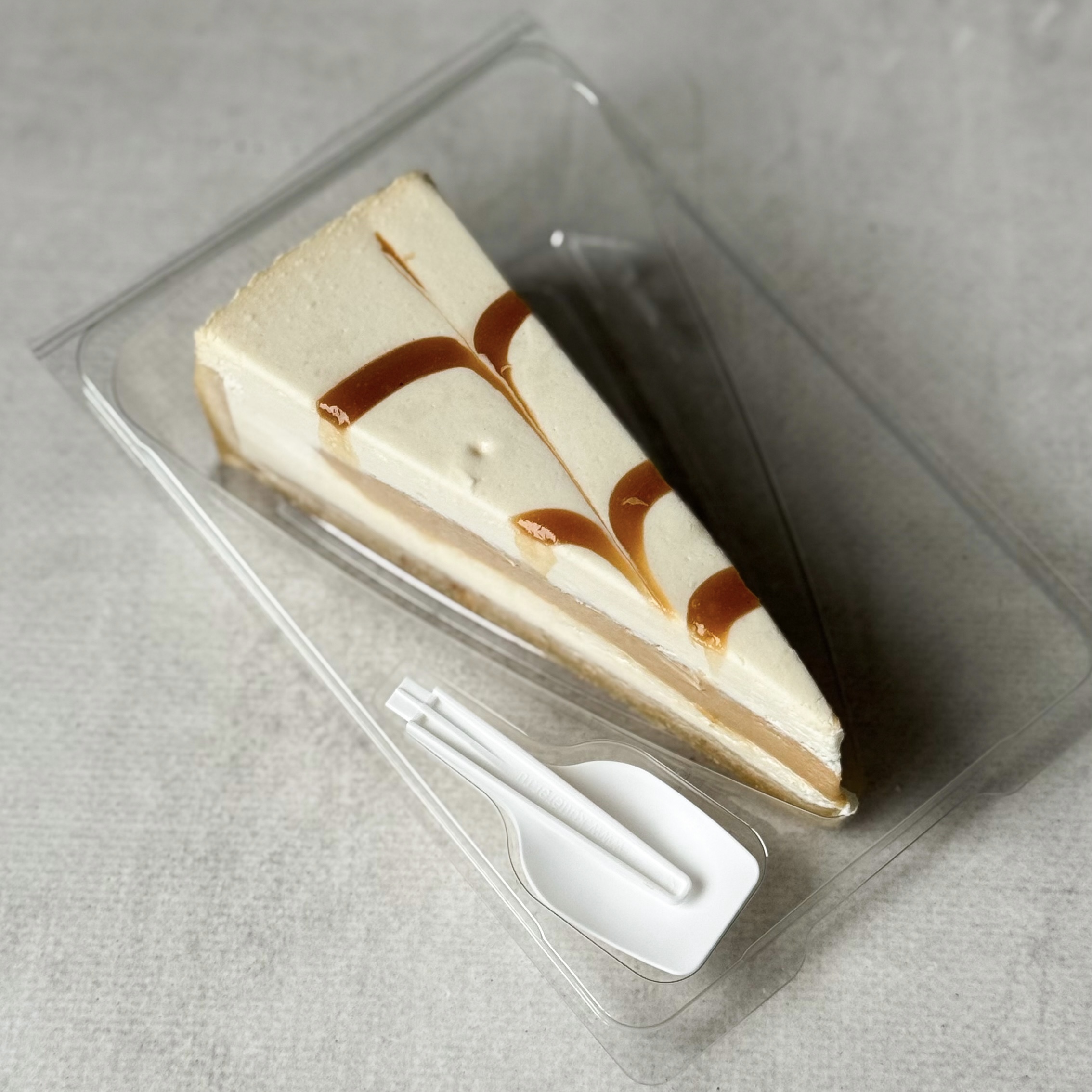 Сладкий чизкейк из сливочного сыра и прослойками карамели. изображение 3