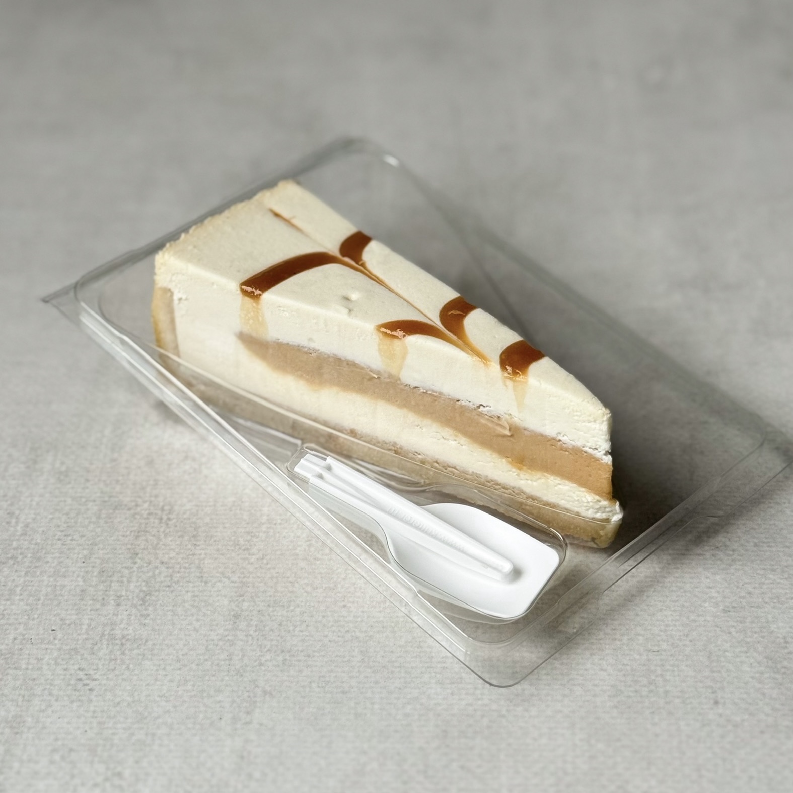 Сладкий чизкейк из сливочного сыра и прослойками карамели. изображение 1