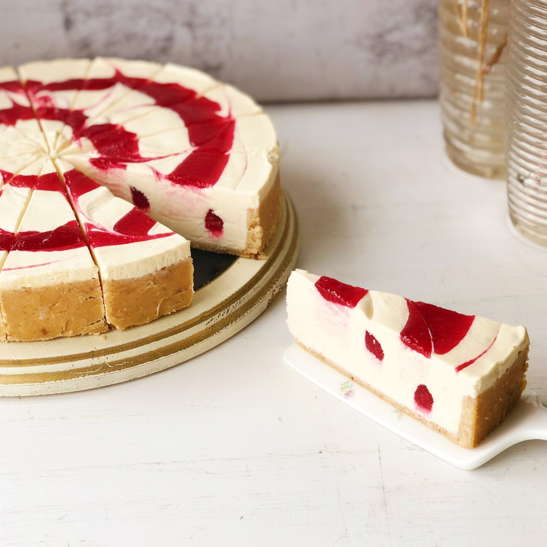 Классический чизкейк NewYork с вихрями из пюре из натуральной малины. изображение 2