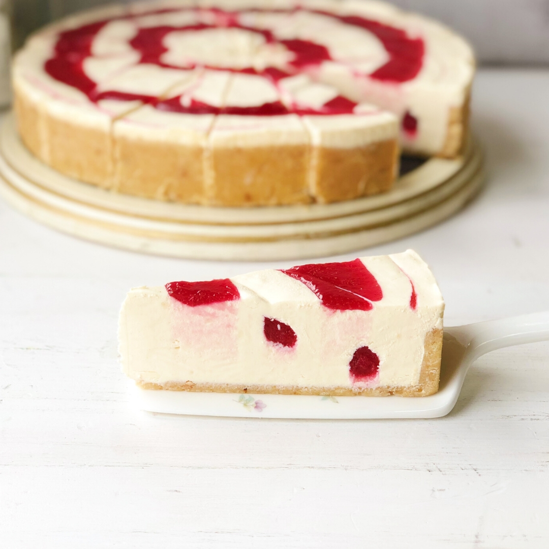 Классический чизкейк NewYork с вихрями из пюре из натуральной малины. изображение 1