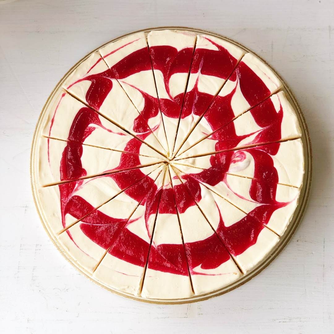 Классический чизкейк NewYork с вихрями из пюре из натуральной малины. изображение 3