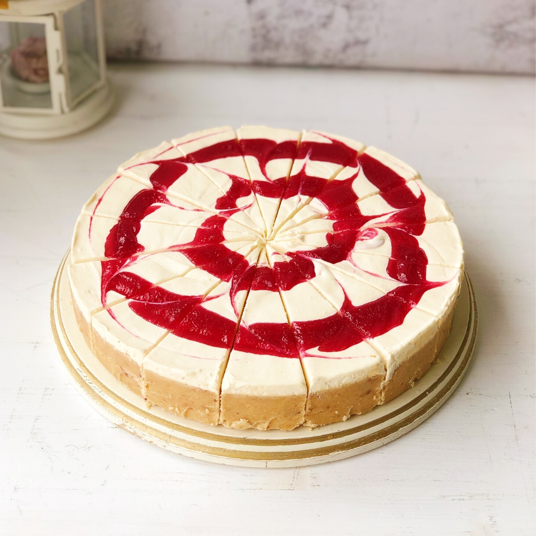 Классический чизкейк NewYork с вихрями из пюре из натуральной малины. изображение 4