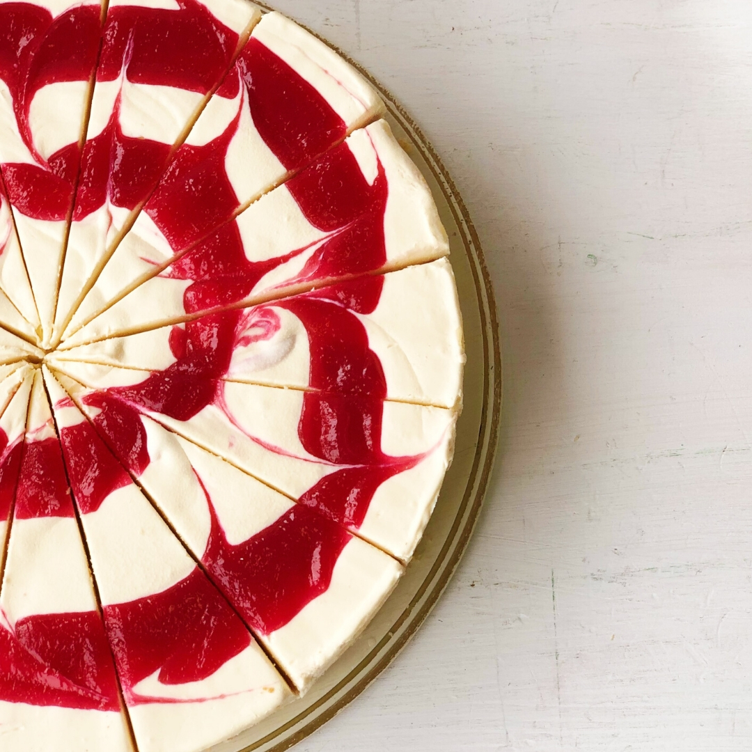 Классический чизкейк NewYork с вихрями из пюре из натуральной малины. изображение 5