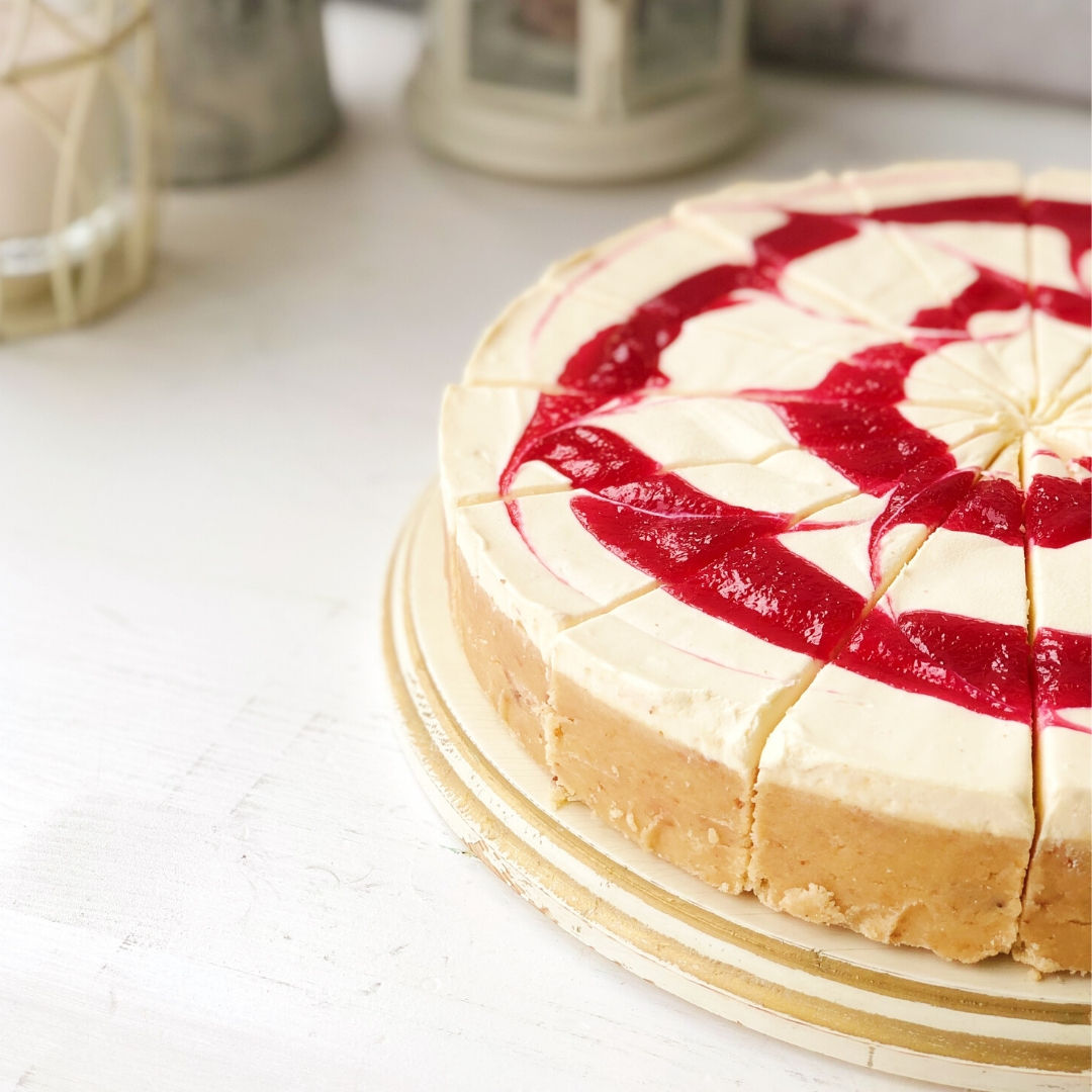 Классический чизкейк NewYork с вихрями из пюре из натуральной малины. изображение 6