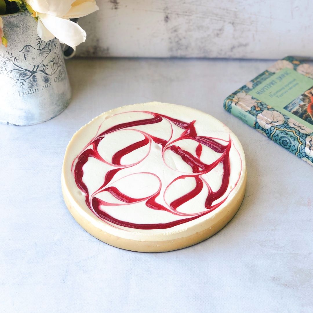  Классический чизкейк NewYork с вихрями из пюре из натуральной малины. изображение 1