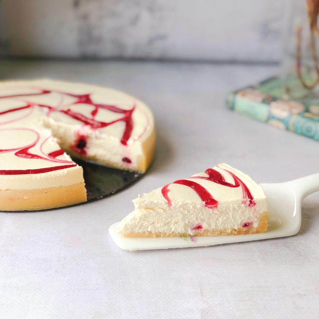  Классический чизкейк NewYork с вихрями из пюре из натуральной малины. изображение 2