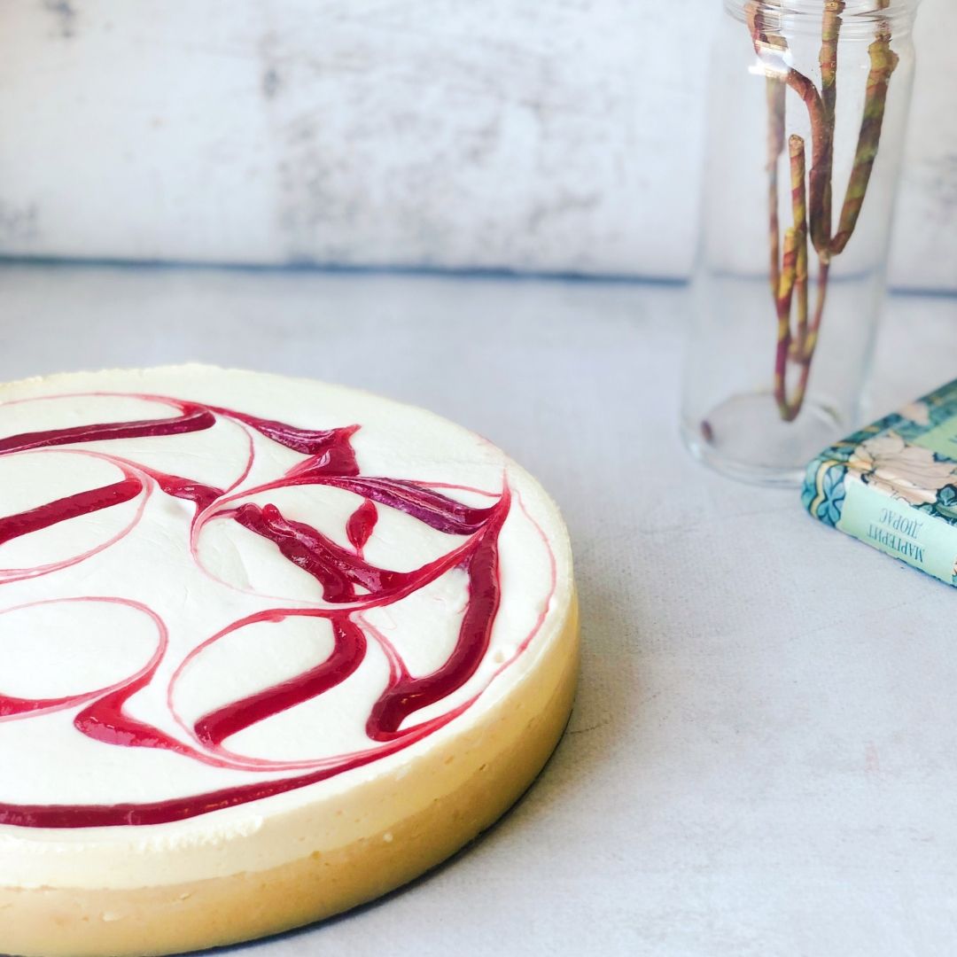  Классический чизкейк NewYork с вихрями из пюре из натуральной малины. изображение 3