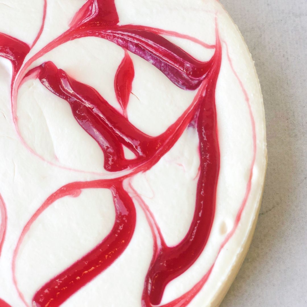  Классический чизкейк NewYork с вихрями из пюре из натуральной малины. изображение 4