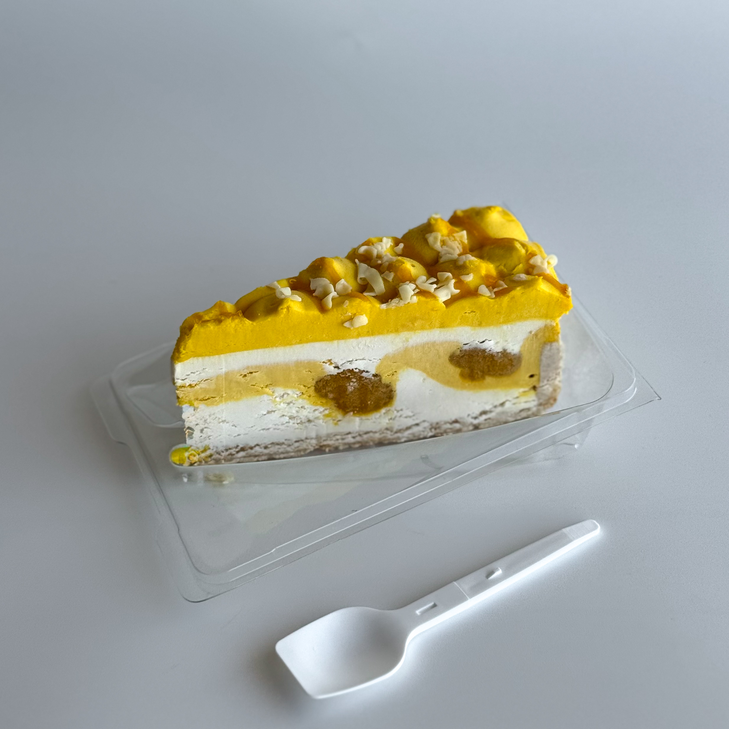 Чизкейк из творожного сыра на подложке из песочного теста с ярким вкусом манго и маракуйи! Внутри манговый мусс, жидкий центр из пюре маракуйи, сверху чизкейк украшен вихрями из маракуйи и белым шоколадом. изображение 1