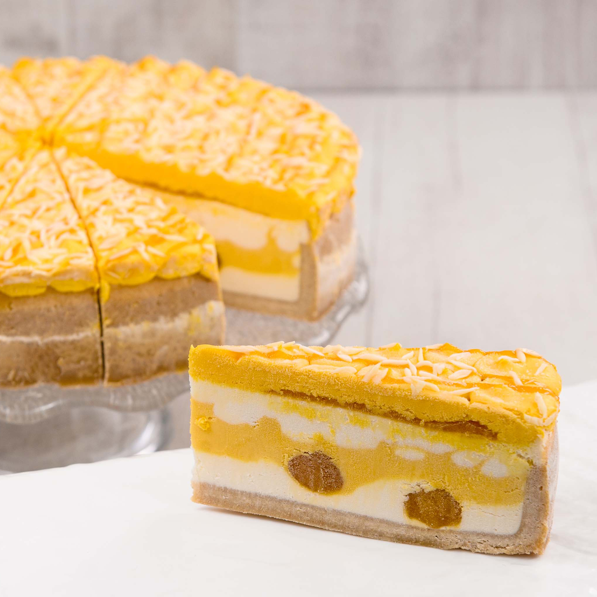 Чизкейк из творожного сыра на подложке из песочного теста с ярким вкусом манго и маракуйи! Внутри манговый мусс, жидкий центр из пюре маракуйи, сверху чизкейк украшен вихрями из маракуйи и белым шоколадом. изображение 4