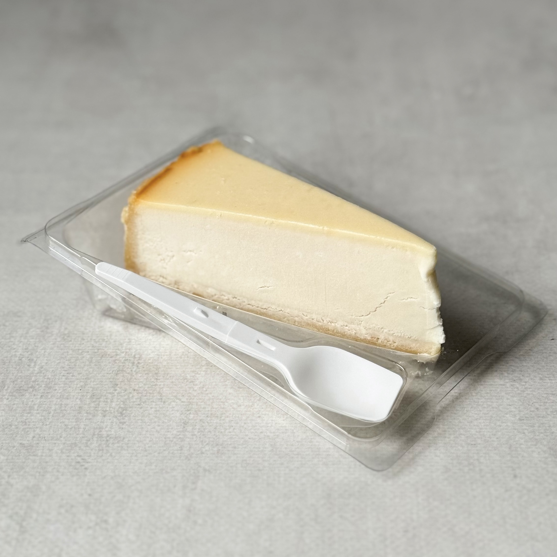 Классический чизкейк New York из творожного сыра на тонком сливочно-песочном корже. изображение 1