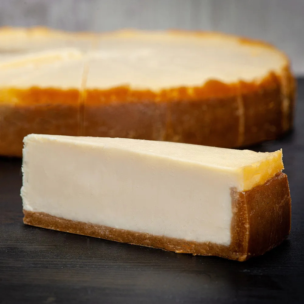 Классический чизкейк New York из творожного сыра на тонком сливочно-песочном корже. изображение 1