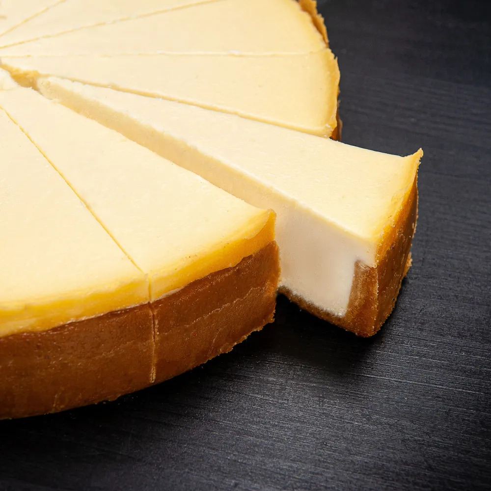 Классический чизкейк New York из творожного сыра на тонком сливочно-песочном корже. изображение 2