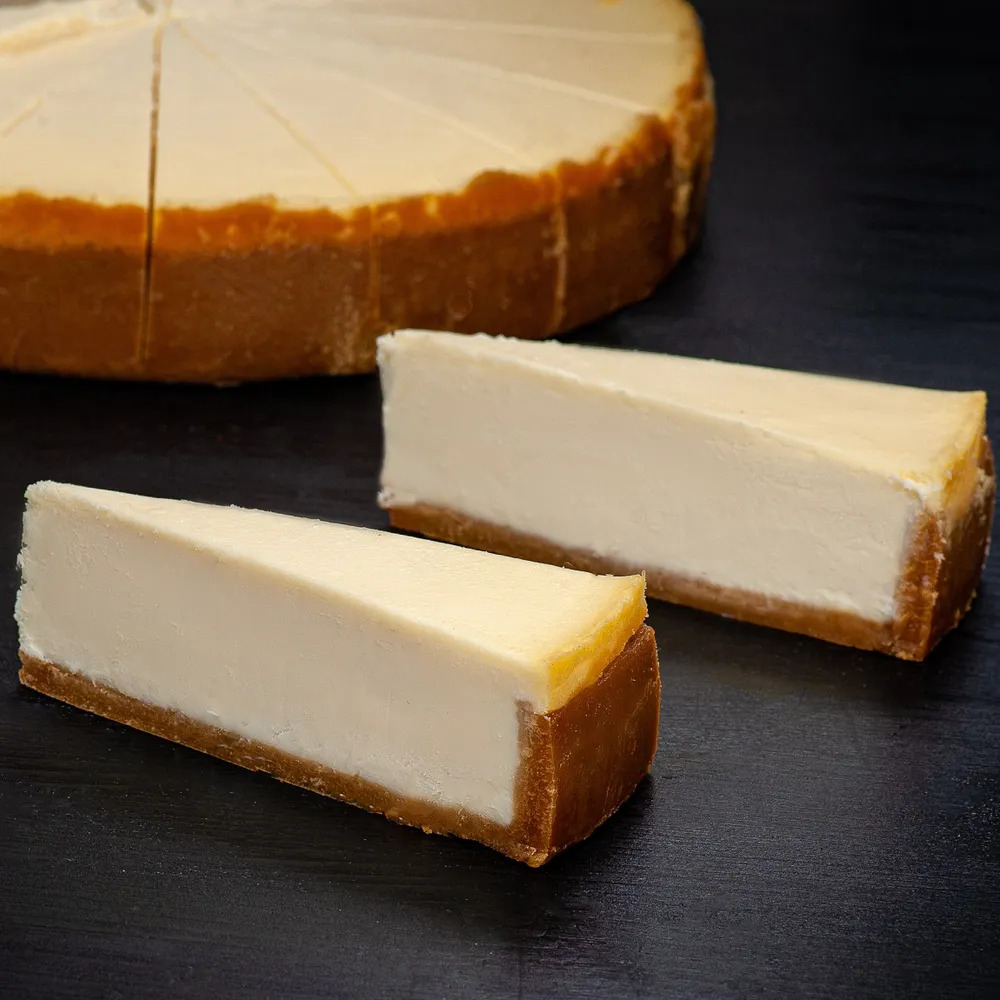 Классический чизкейк New York из творожного сыра на тонком сливочно-песочном корже. изображение 3