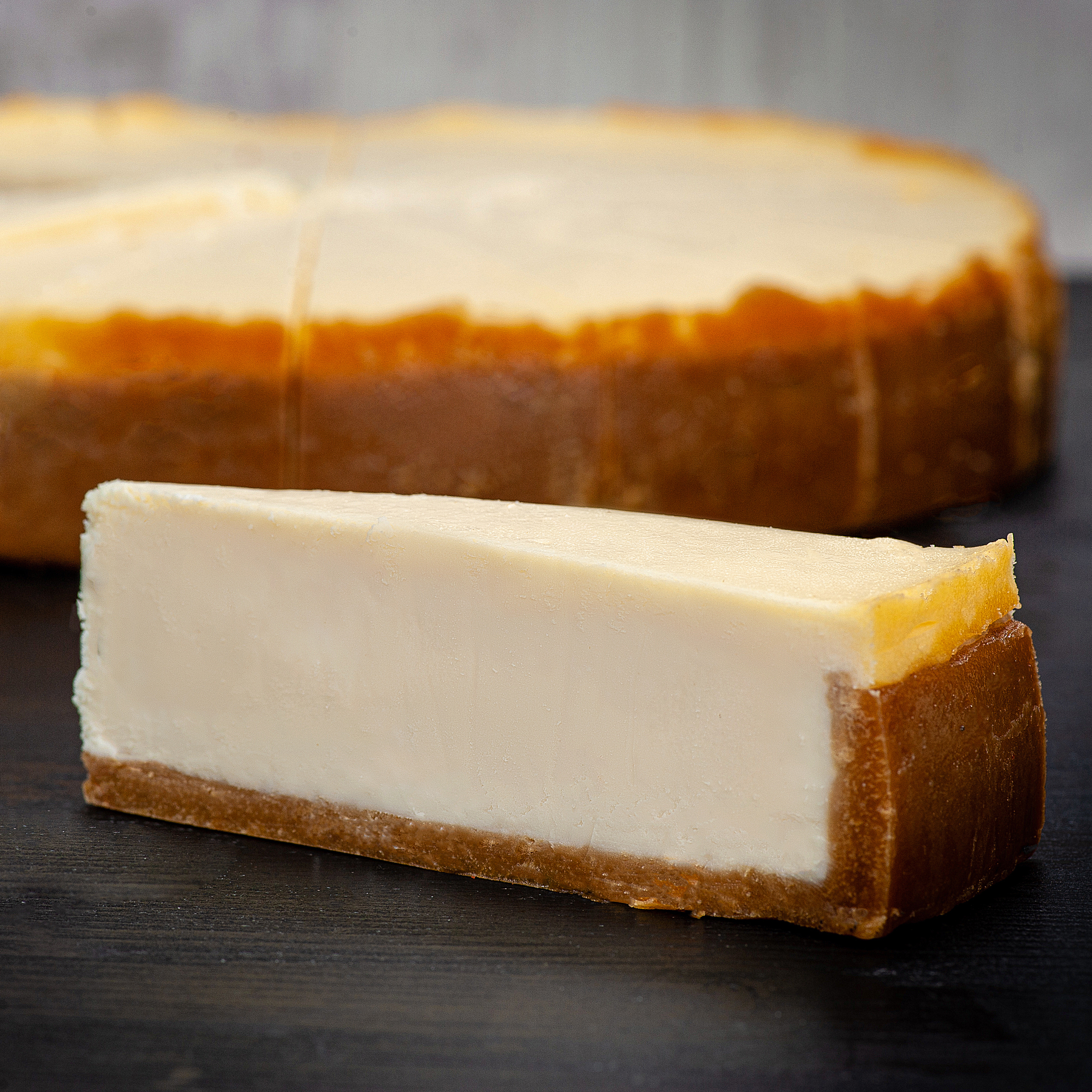 Классический чизкейк New York из творожного сыра на тонком сливочно-песочном корже. изображение 1