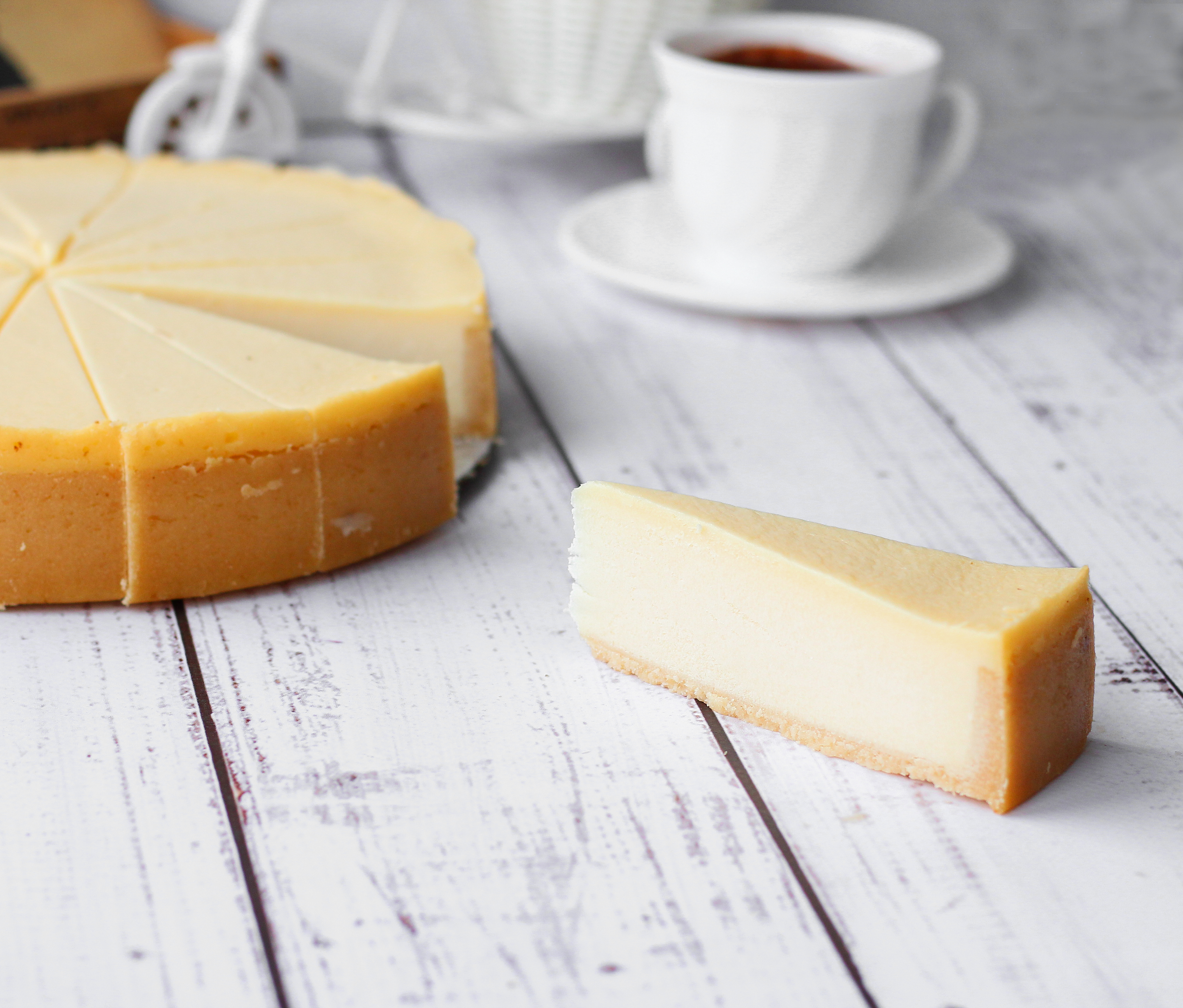 Классический чизкейк New York из творожного сыра на тонком сливочно-песочном корже. изображение 1