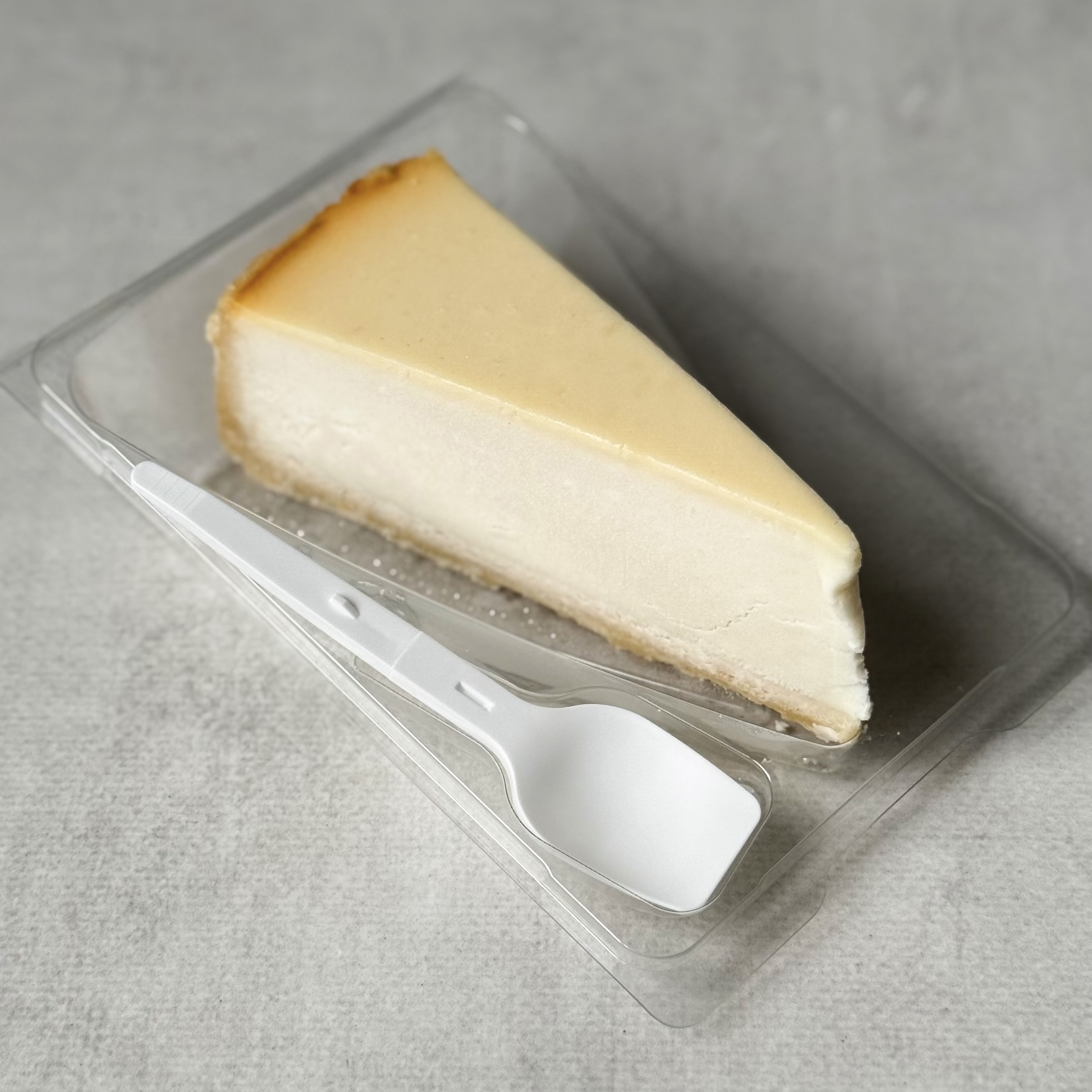 Классический чизкейк New York из творожного сыра на тонком сливочно-песочном корже. изображение 3