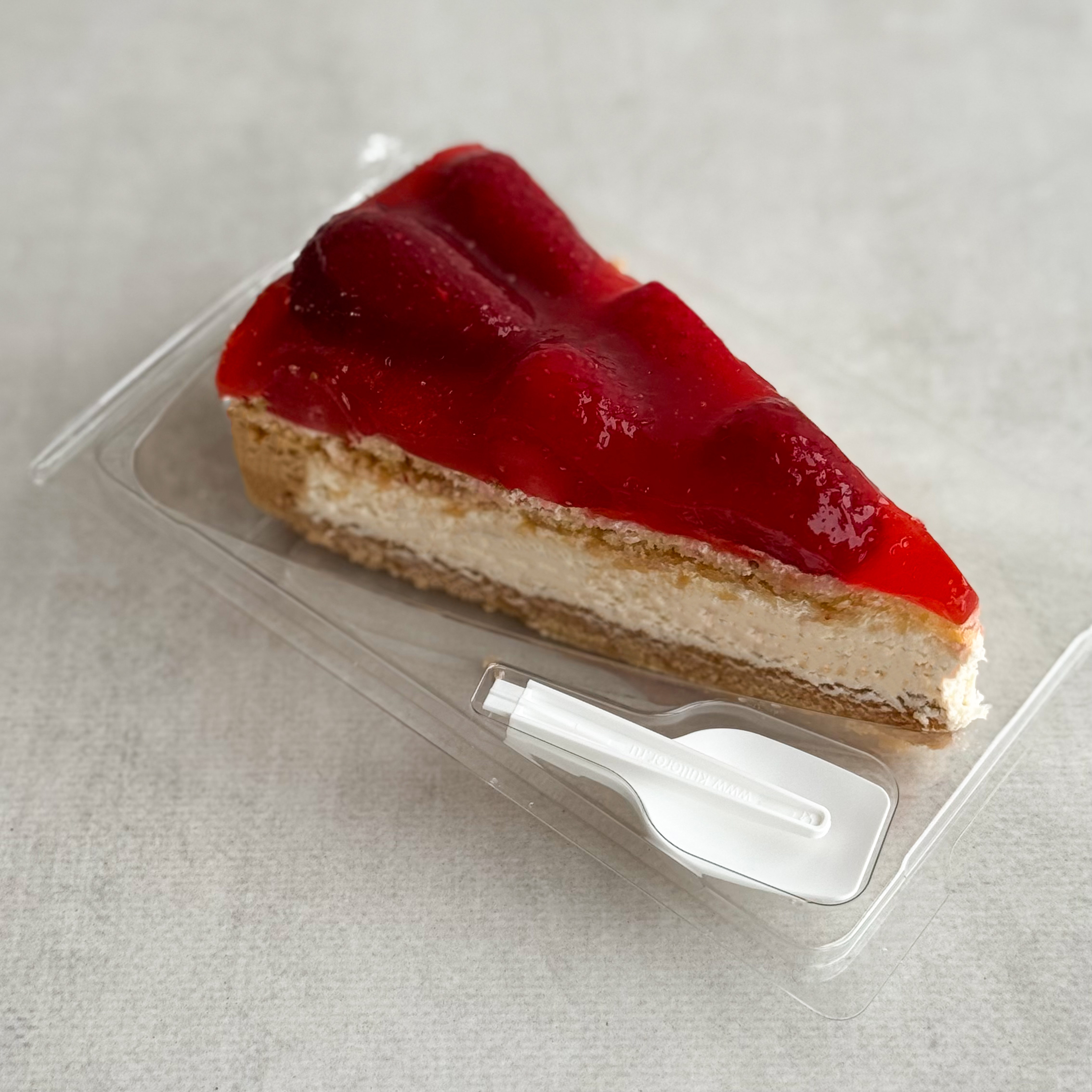 Нежнейший чизкейк из творожного сыра на сливочно-песочном корже, усыпанный ягодами свежей клубники, выращенной под солнцем в естественных климатических условиях. изображение 1