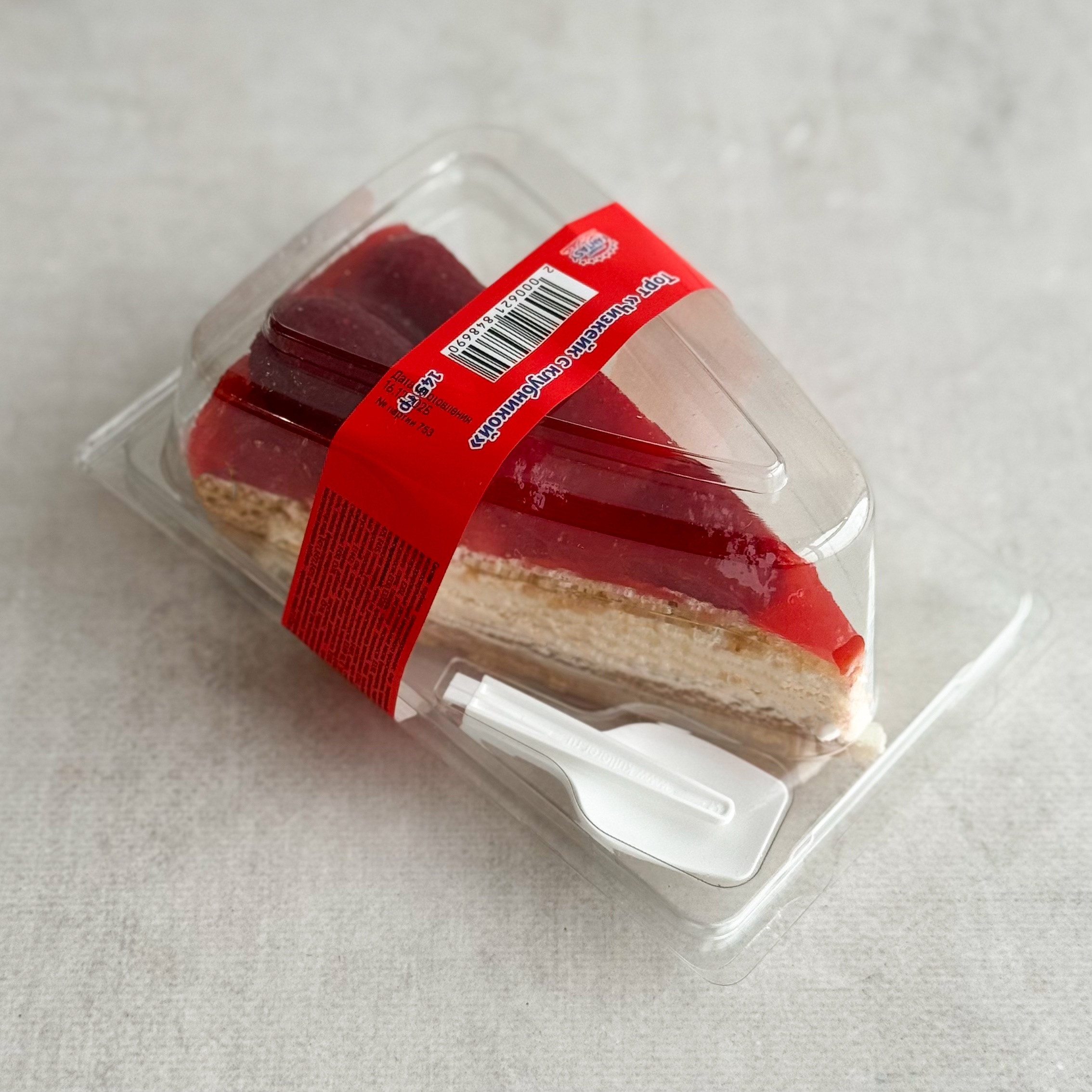 Нежнейший чизкейк из творожного сыра на сливочно-песочном корже, усыпанный ягодами свежей клубники, выращенной под солнцем в естественных климатических условиях. изображение 2