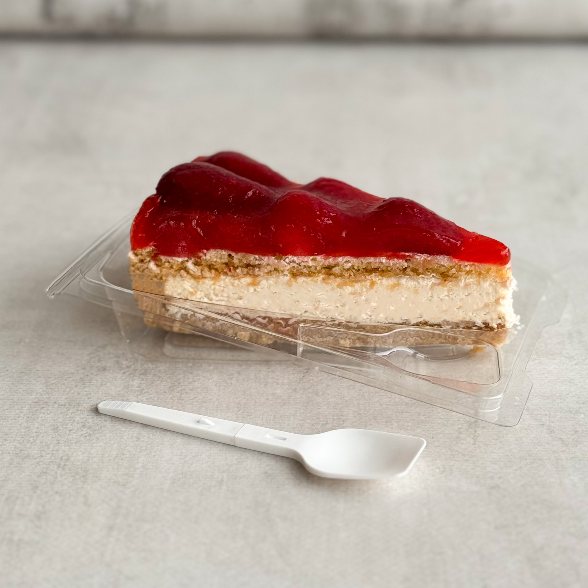 Нежнейший чизкейк из творожного сыра на сливочно-песочном корже, усыпанный ягодами свежей клубники, выращенной под солнцем в естественных климатических условиях. изображение 3