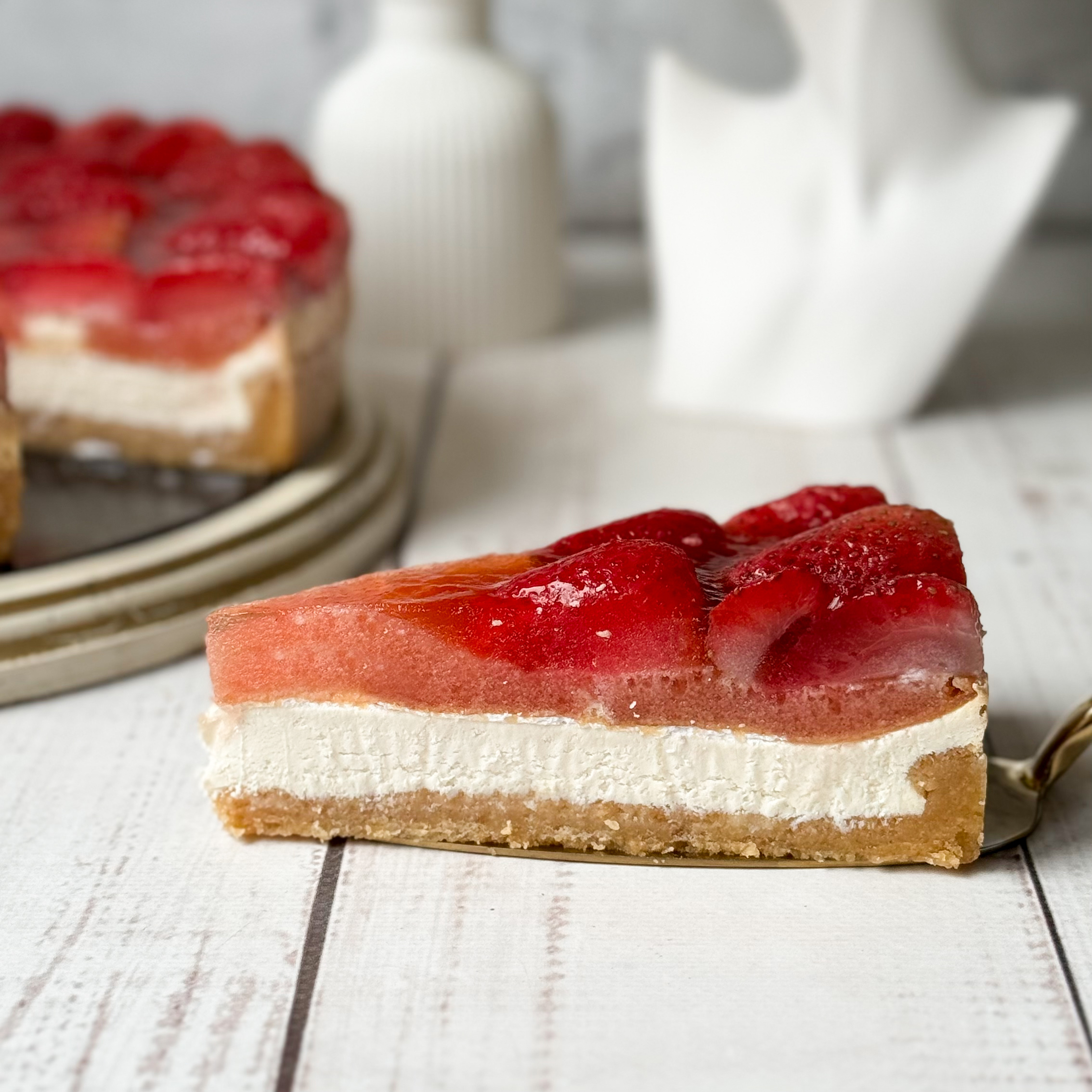 Нежнейший чизкейк из творожного сыра на сливочно-песочном корже, усыпанный ягодами свежей клубники, выращенной под солнцем в естественных климатических условиях. изображение 1