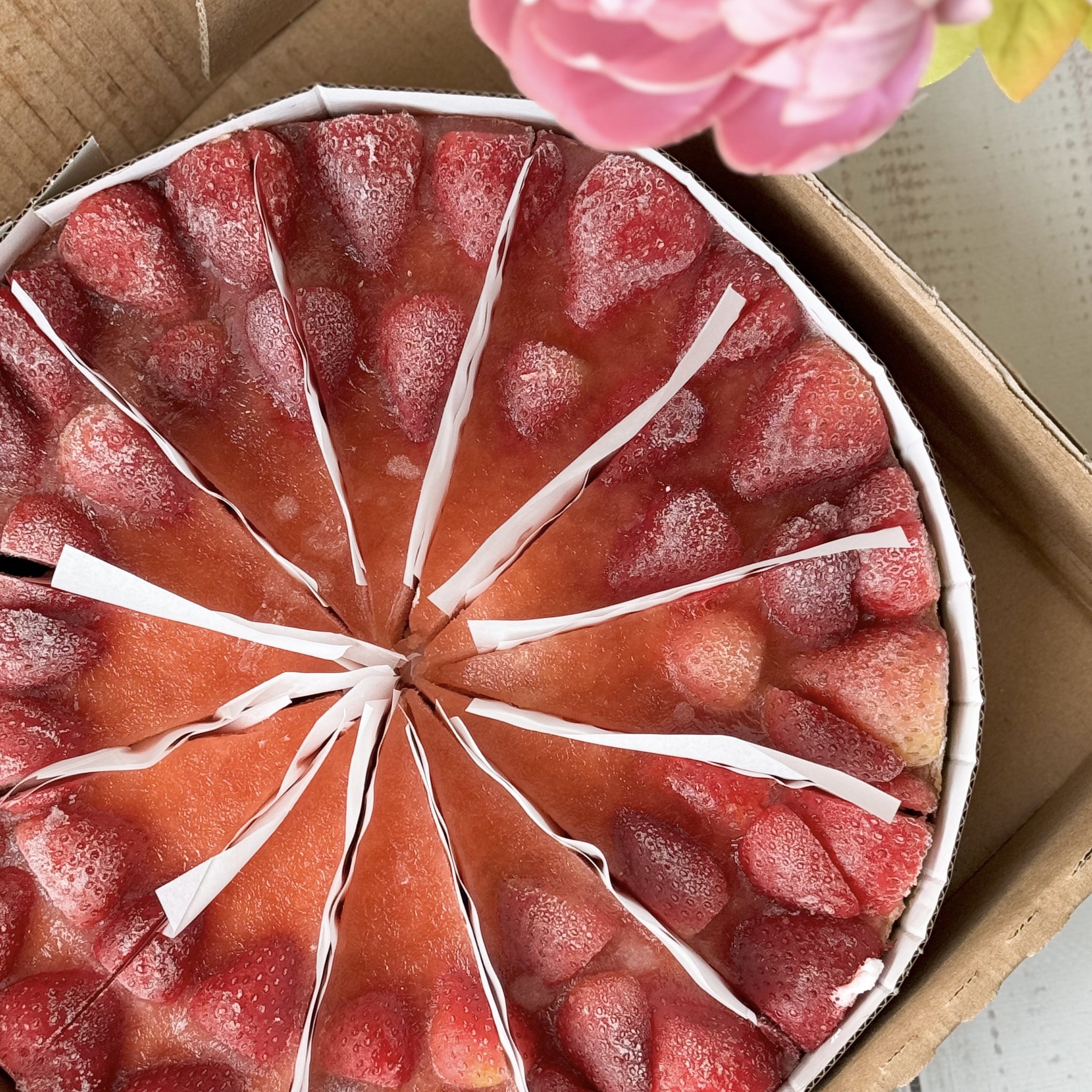 Нежнейший чизкейк из творожного сыра на сливочно-песочном корже, усыпанный ягодами свежей клубники, выращенной под солнцем в естественных климатических условиях. изображение 11