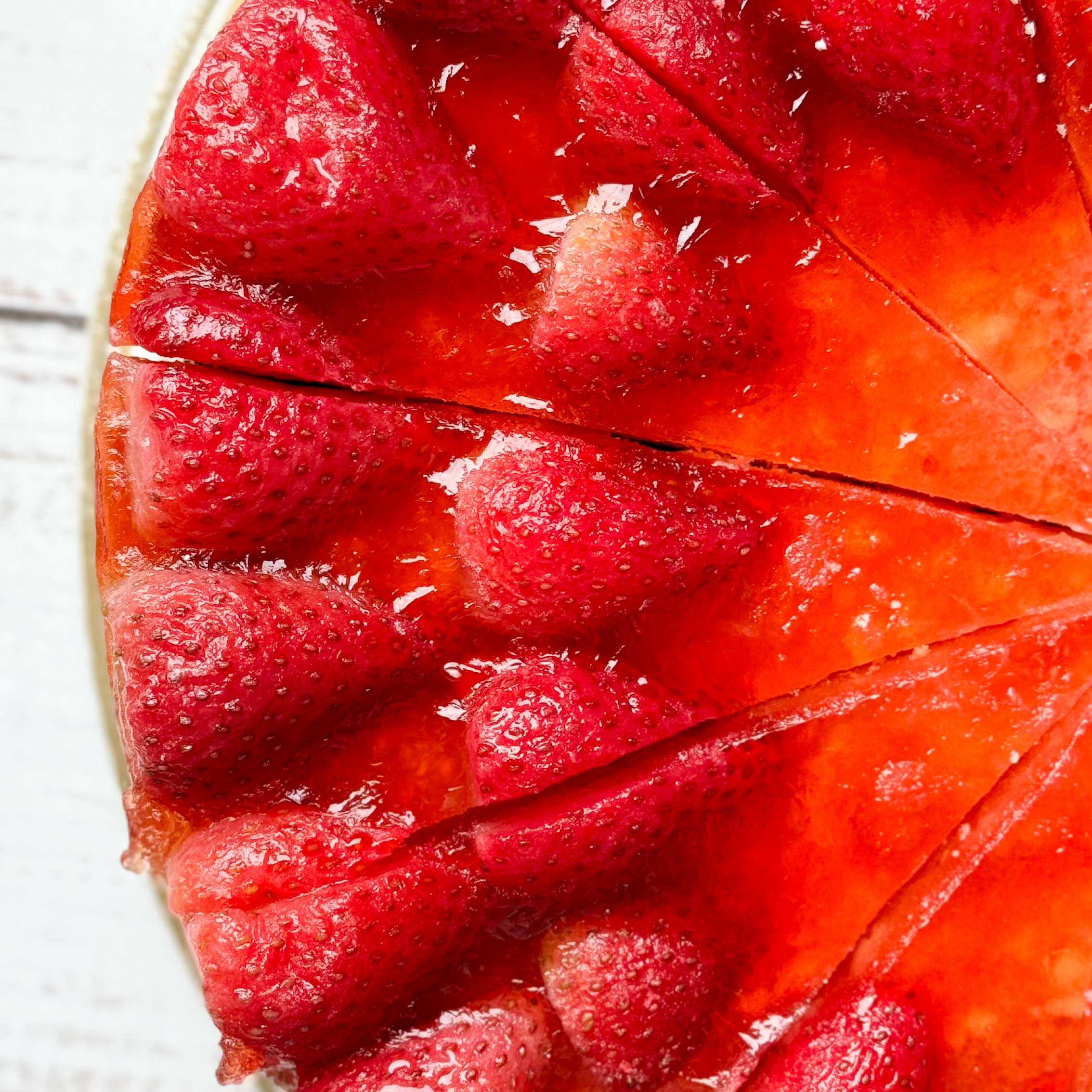 Нежнейший чизкейк из творожного сыра на сливочно-песочном корже, усыпанный ягодами свежей клубники, выращенной под солнцем в естественных климатических условиях. изображение 12