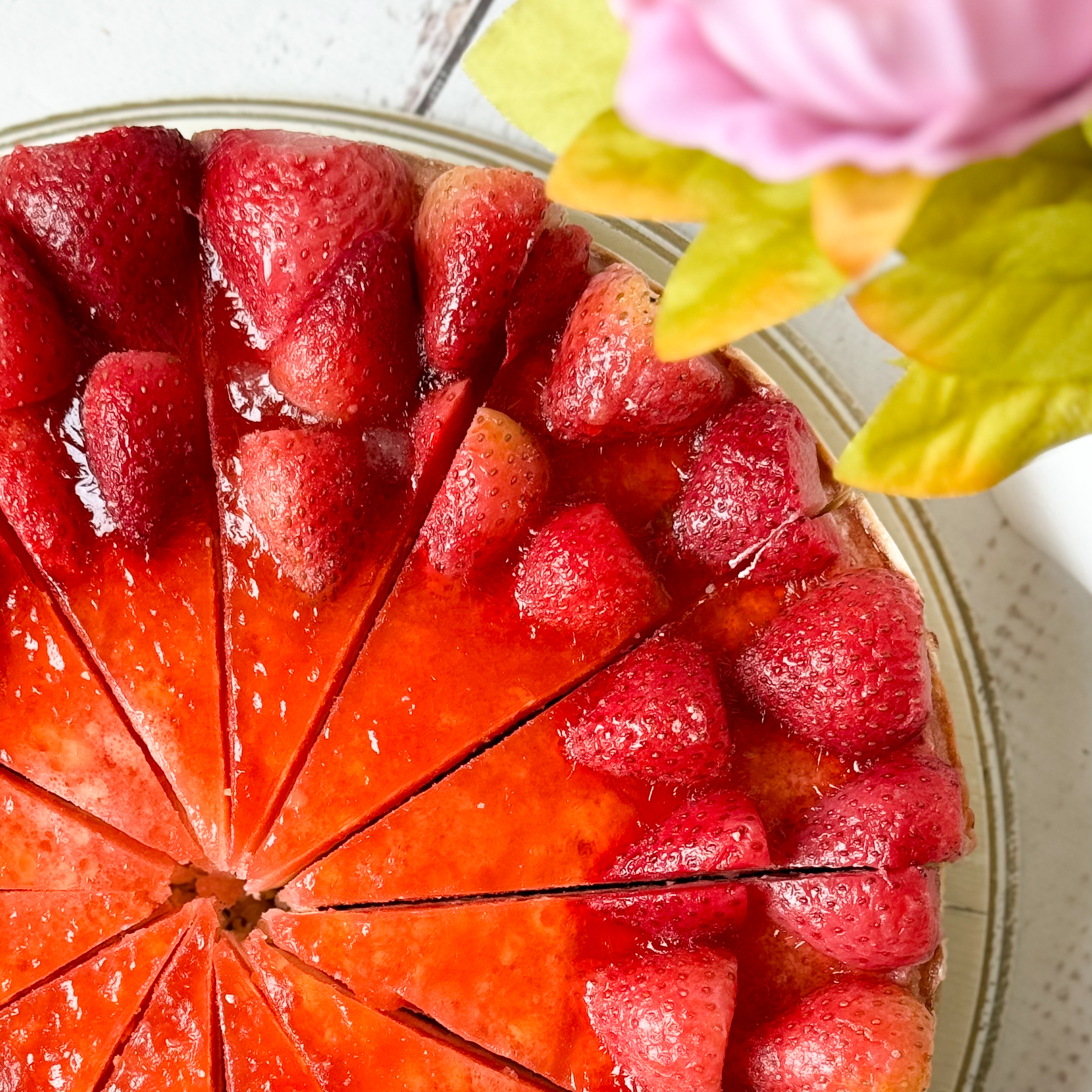 Нежнейший чизкейк из творожного сыра на сливочно-песочном корже, усыпанный ягодами свежей клубники, выращенной под солнцем в естественных климатических условиях. изображение 3