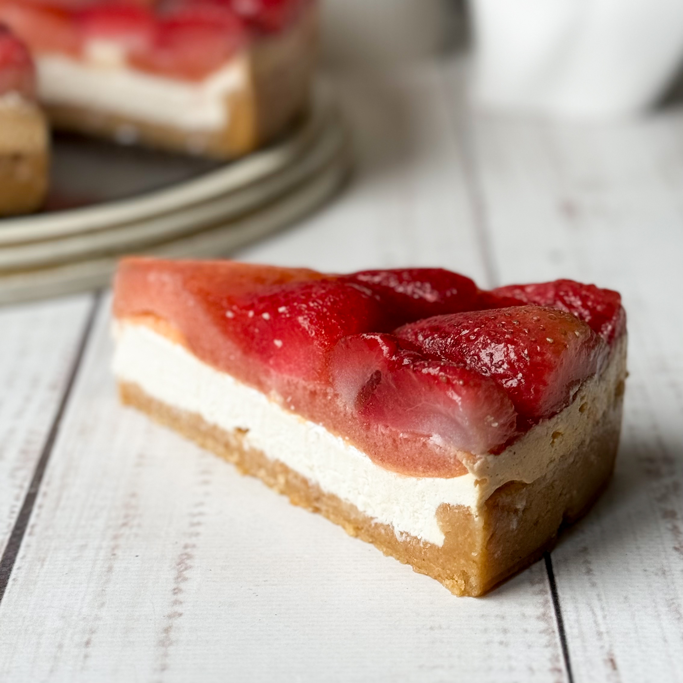 Нежнейший чизкейк из творожного сыра на сливочно-песочном корже, усыпанный ягодами свежей клубники, выращенной под солнцем в естественных климатических условиях. изображение 4