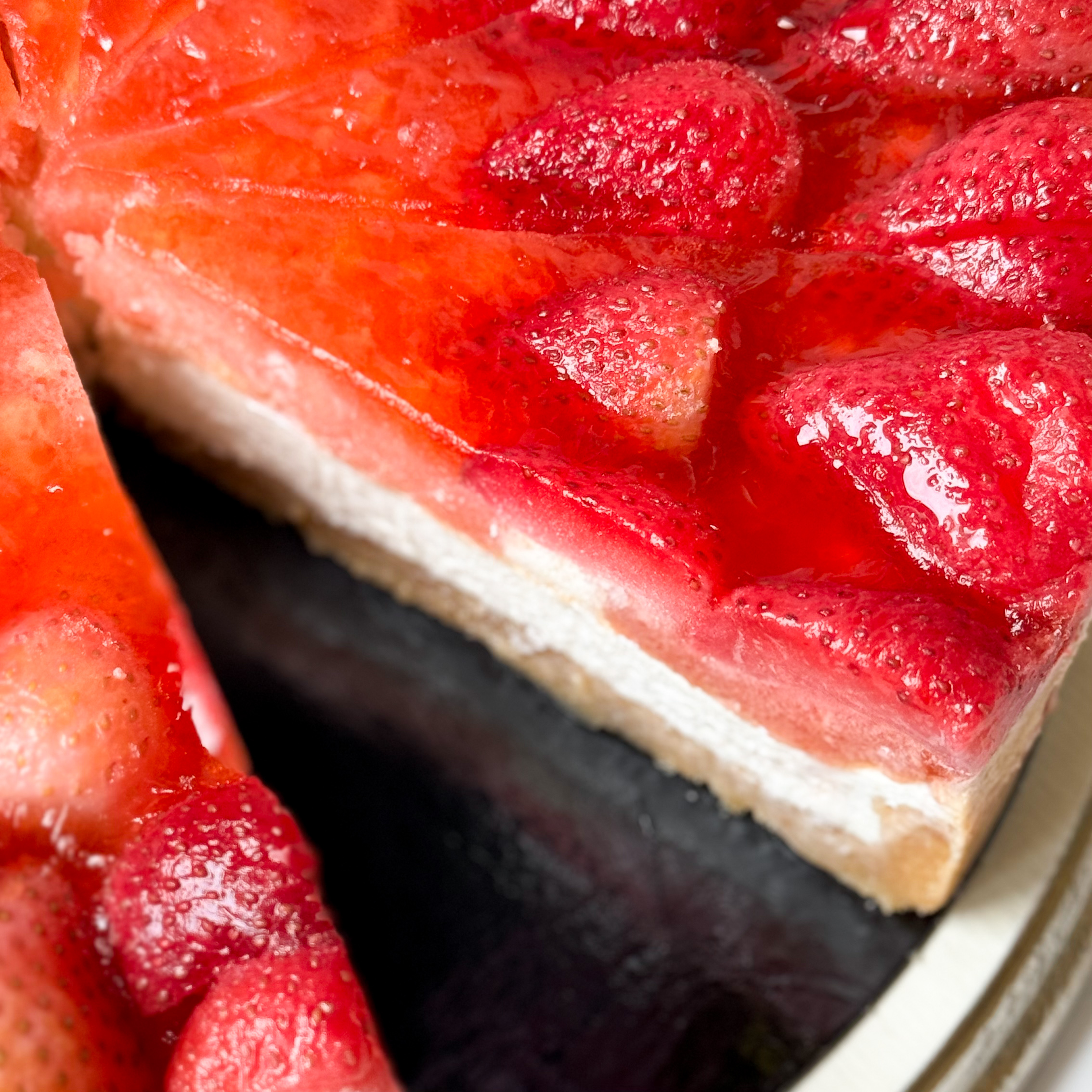 Нежнейший чизкейк из творожного сыра на сливочно-песочном корже, усыпанный ягодами свежей клубники, выращенной под солнцем в естественных климатических условиях. изображение 5