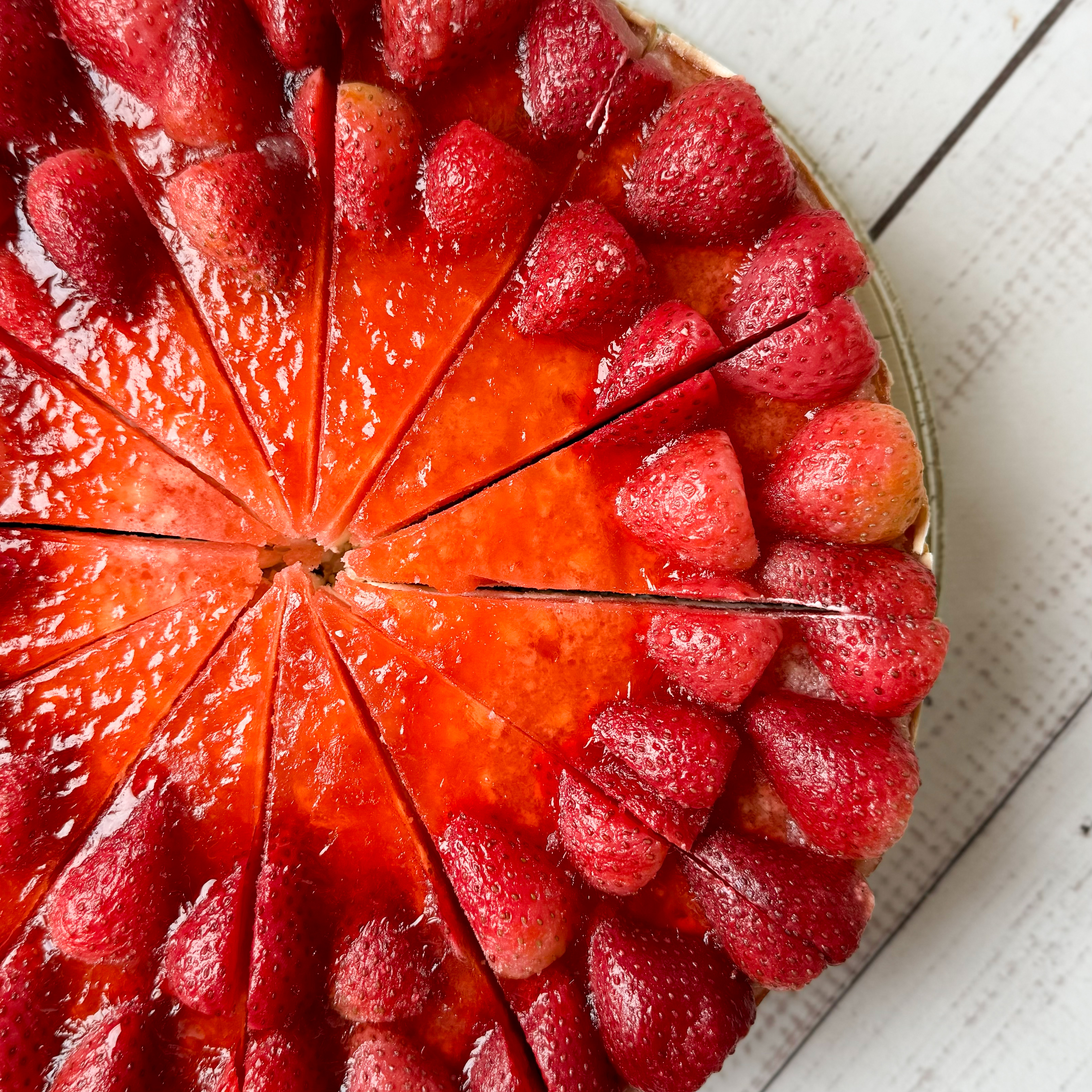 Нежнейший чизкейк из творожного сыра на сливочно-песочном корже, усыпанный ягодами свежей клубники, выращенной под солнцем в естественных климатических условиях. изображение 6