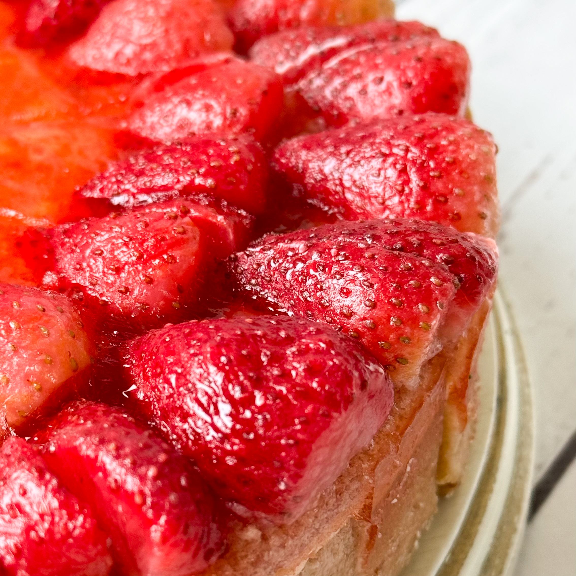 Нежнейший чизкейк из творожного сыра на сливочно-песочном корже, усыпанный ягодами свежей клубники, выращенной под солнцем в естественных климатических условиях. изображение 7