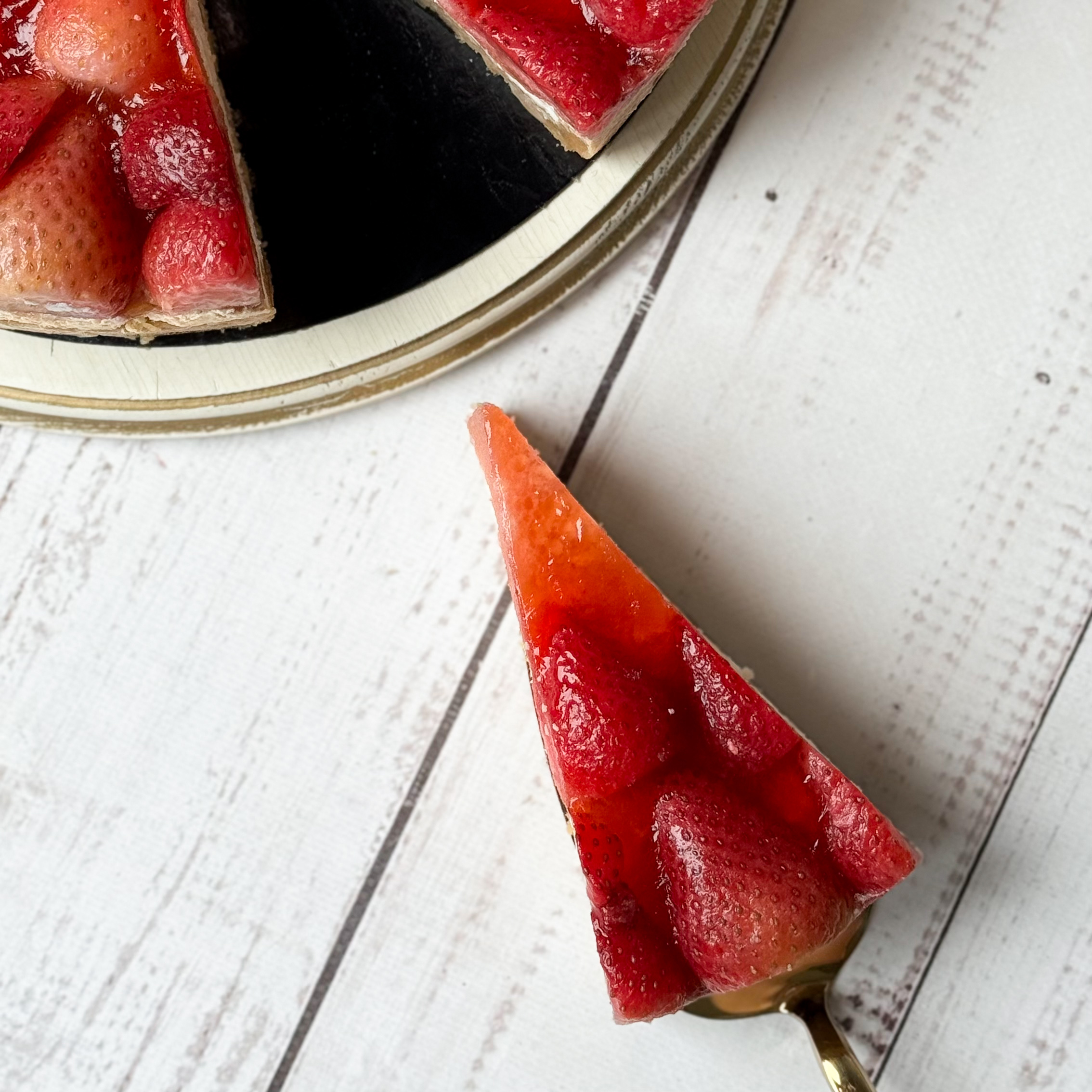 Нежнейший чизкейк из творожного сыра на сливочно-песочном корже, усыпанный ягодами свежей клубники, выращенной под солнцем в естественных климатических условиях. изображение 8