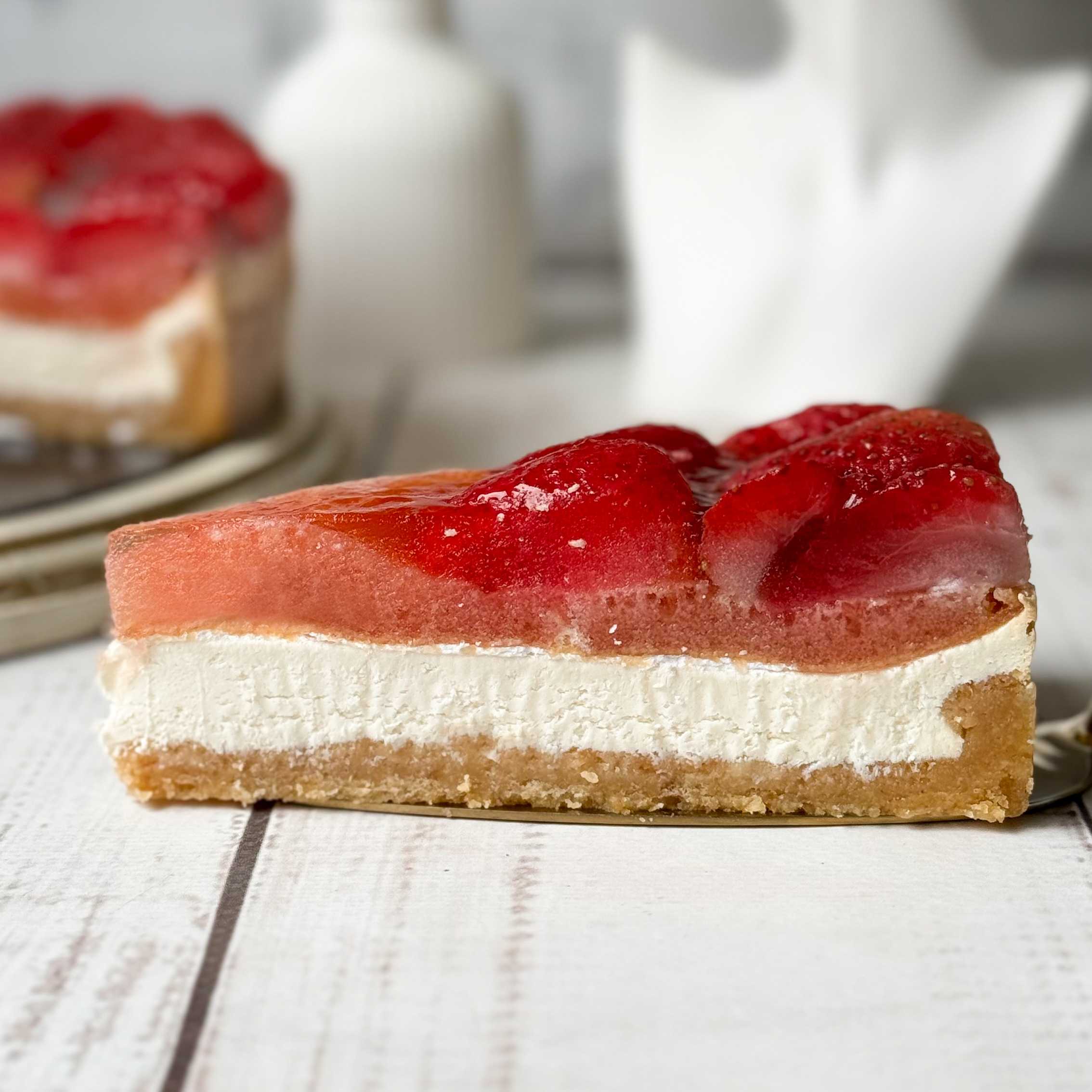 Нежнейший чизкейк из творожного сыра на сливочно-песочном корже, усыпанный ягодами свежей клубники, выращенной под солнцем в естественных климатических условиях. изображение 9