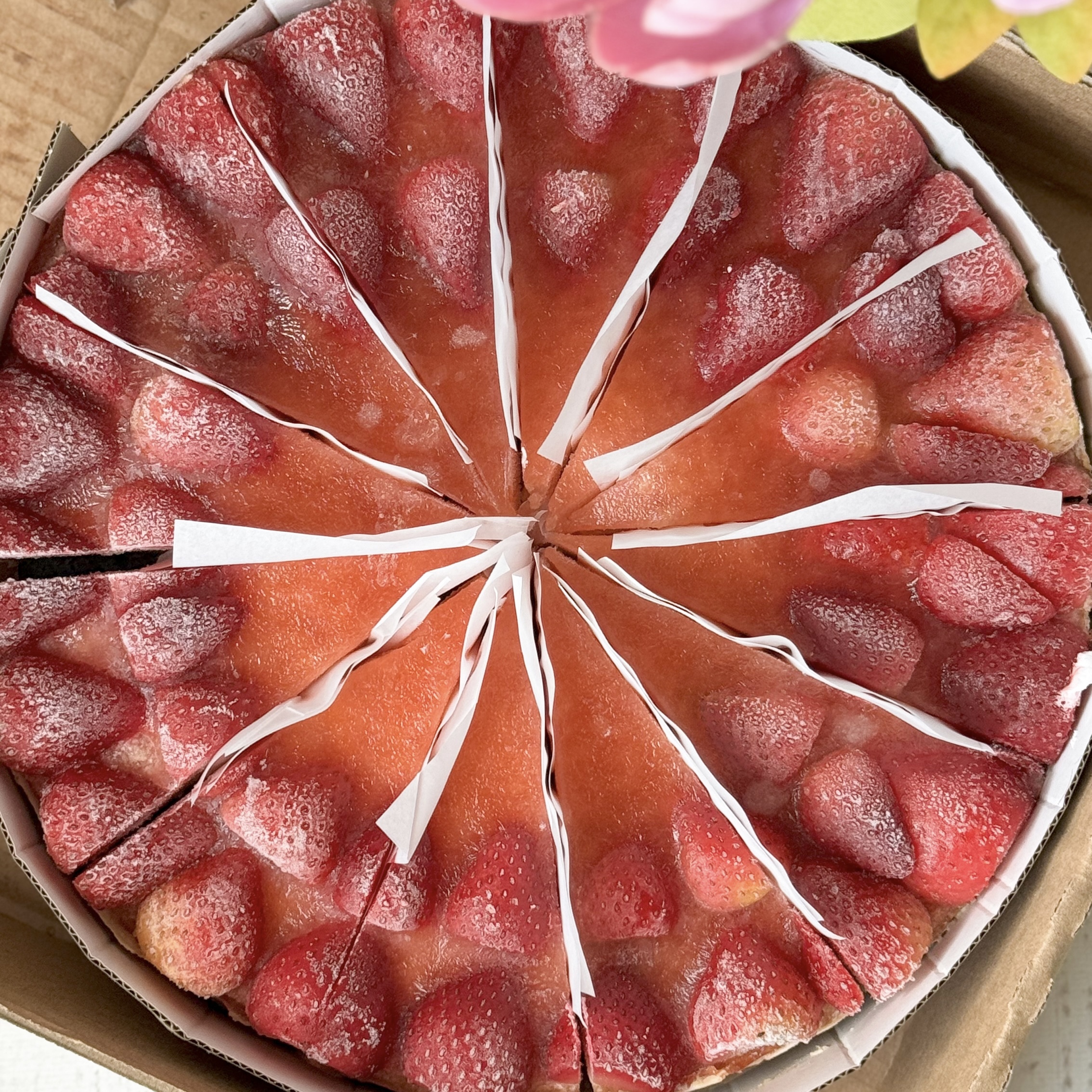 Нежнейший чизкейк из творожного сыра на сливочно-песочном корже, усыпанный ягодами свежей клубники, выращенной под солнцем в естественных климатических условиях. изображение 10