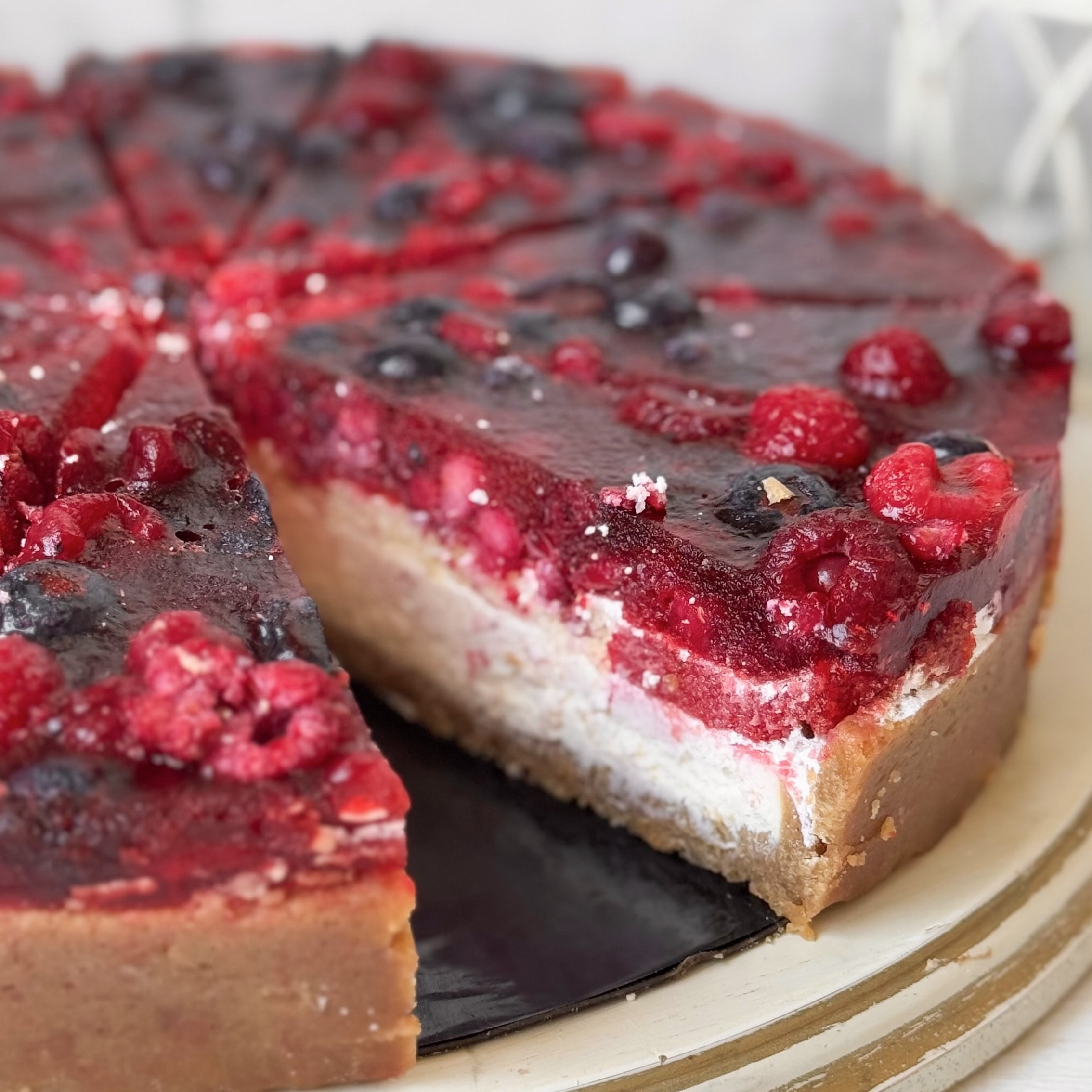 Нежнейший чизкейк из творожного сыра на сливочно-песочном корже, усыпанный лесными ягодами в желе. изображение 2