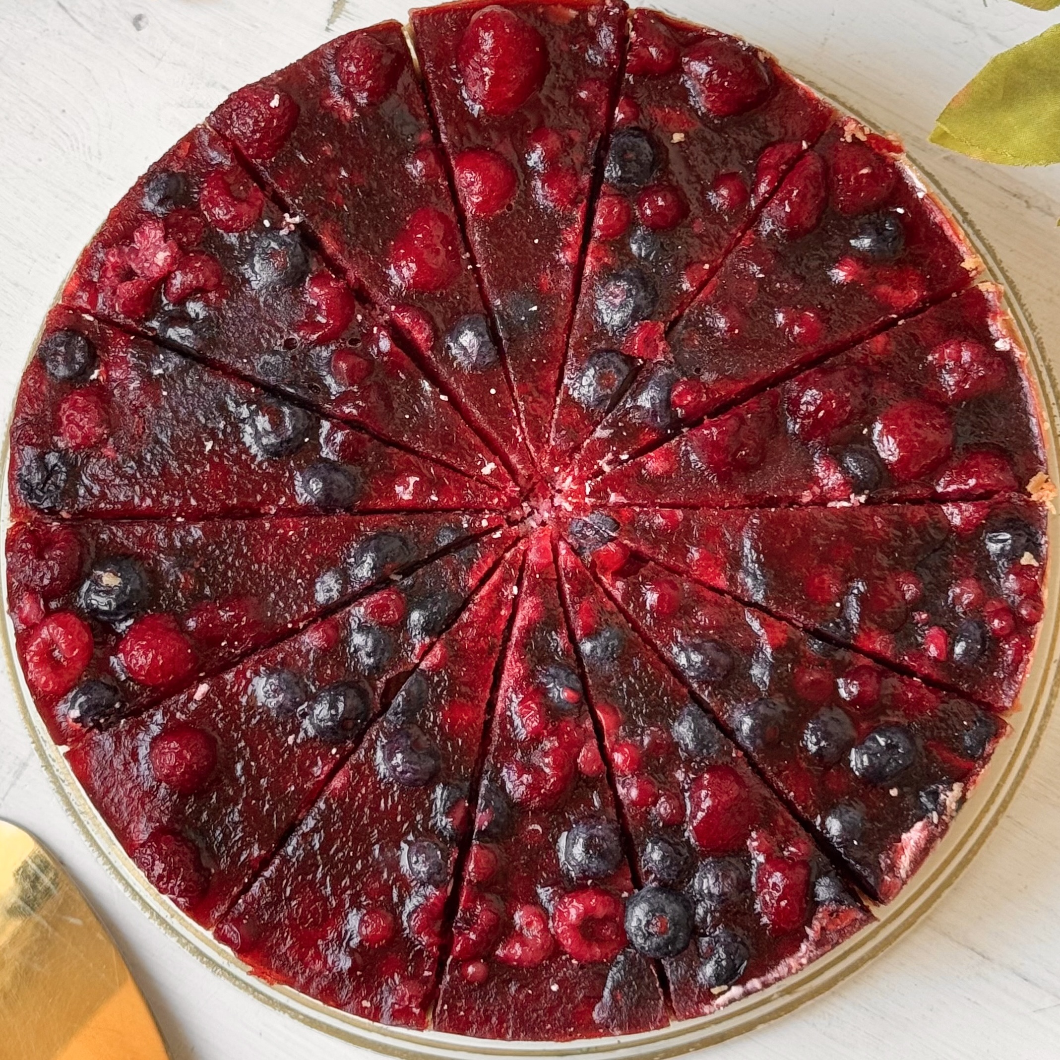 Нежнейший чизкейк из творожного сыра на сливочно-песочном корже, усыпанный лесными ягодами в желе. изображение 3