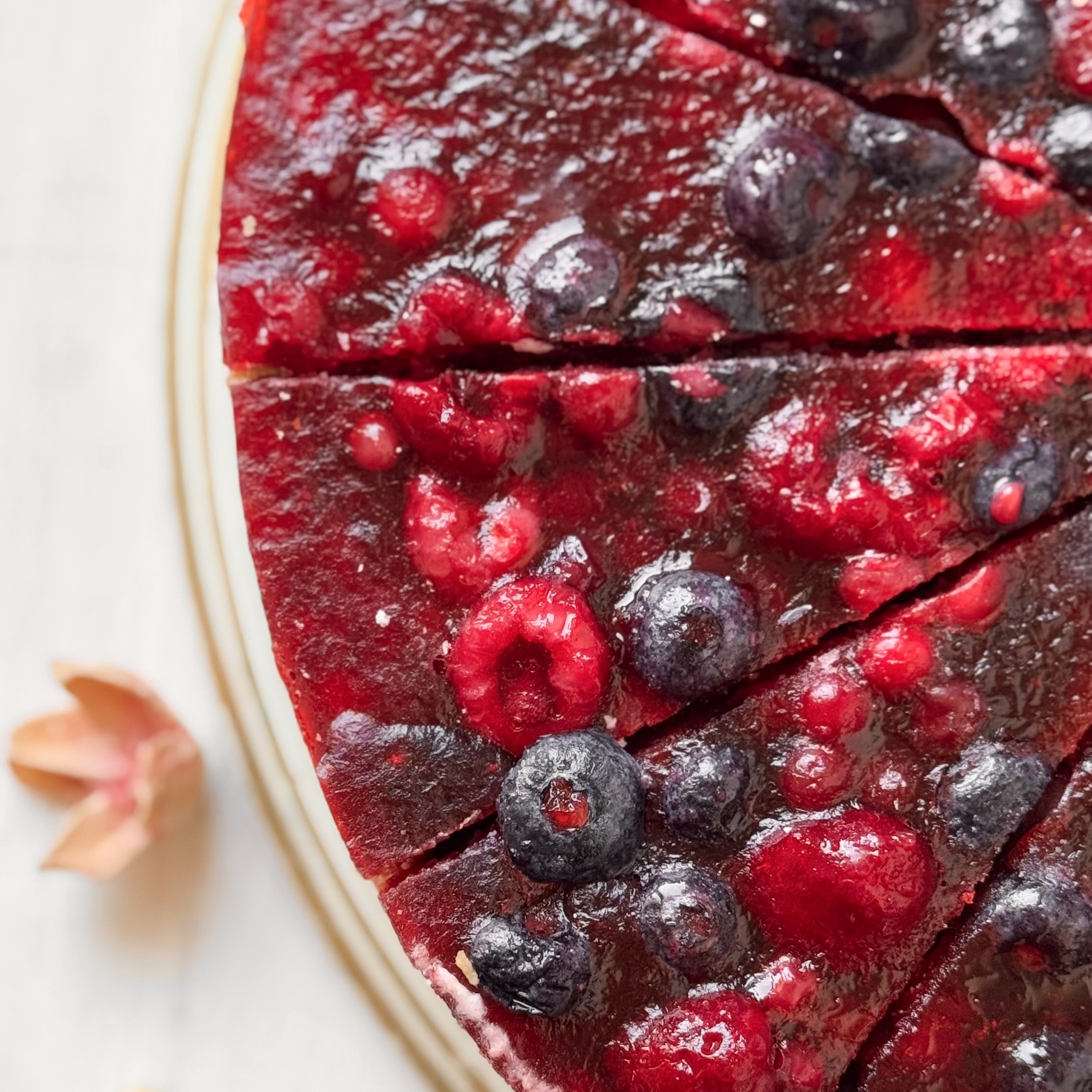 Нежнейший чизкейк из творожного сыра на сливочно-песочном корже, усыпанный лесными ягодами в желе. изображение 4