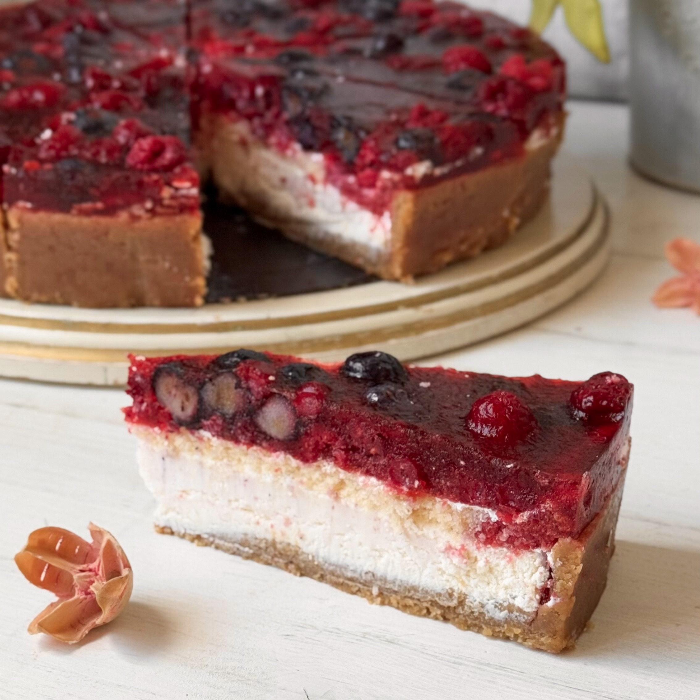 Нежнейший чизкейк из творожного сыра на сливочно-песочном корже, усыпанный лесными ягодами в желе. изображение 5