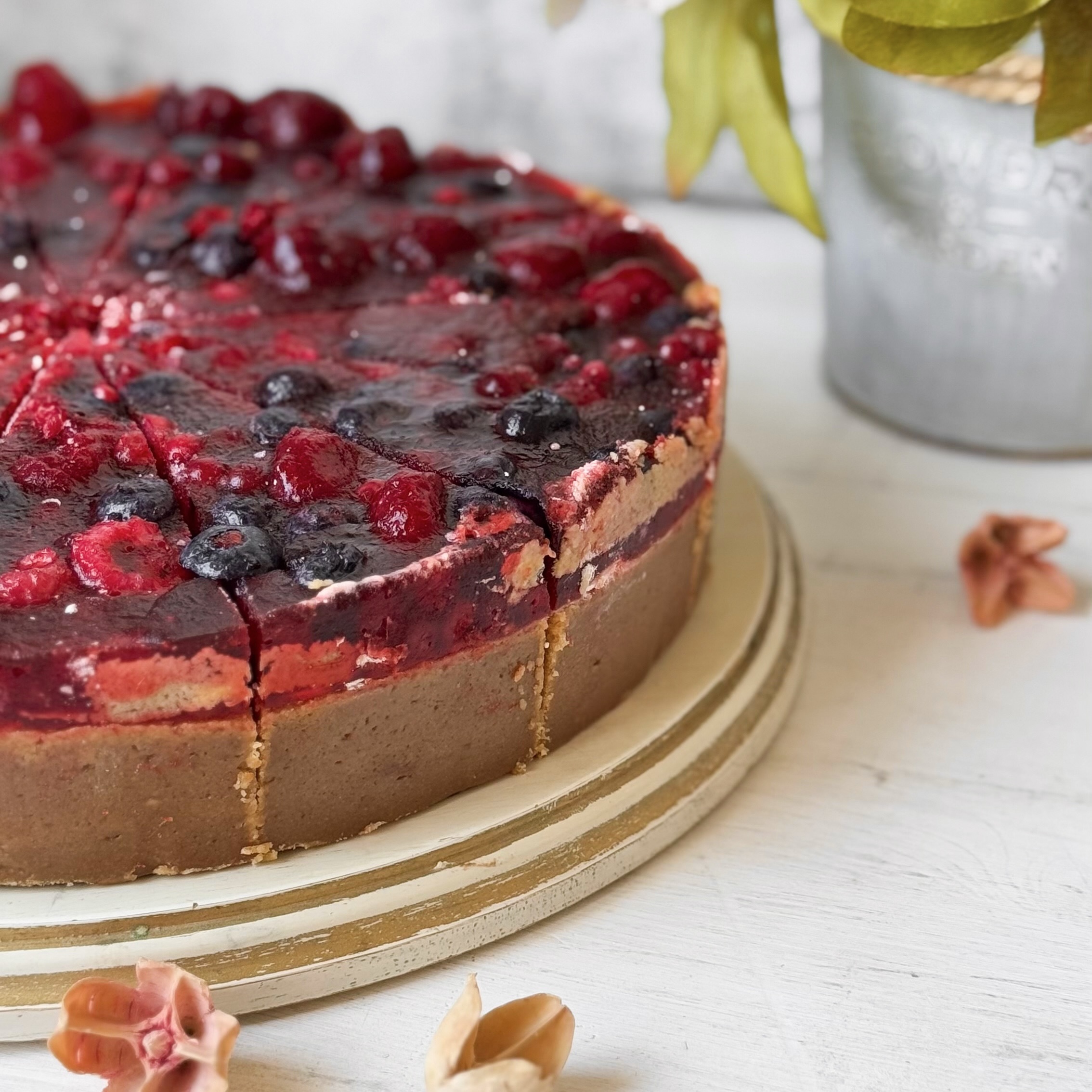 Нежнейший чизкейк из творожного сыра на сливочно-песочном корже, усыпанный лесными ягодами в желе. изображение 6