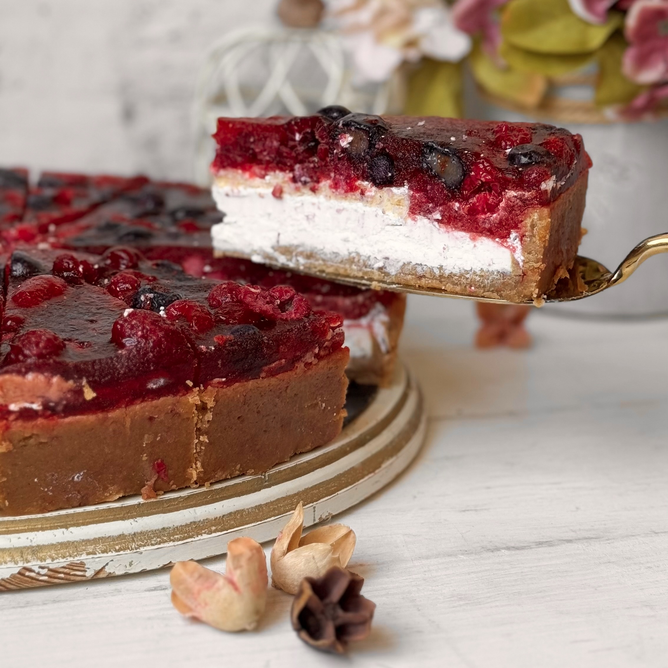 Нежнейший чизкейк из творожного сыра на сливочно-песочном корже, усыпанный лесными ягодами в желе. изображение 7