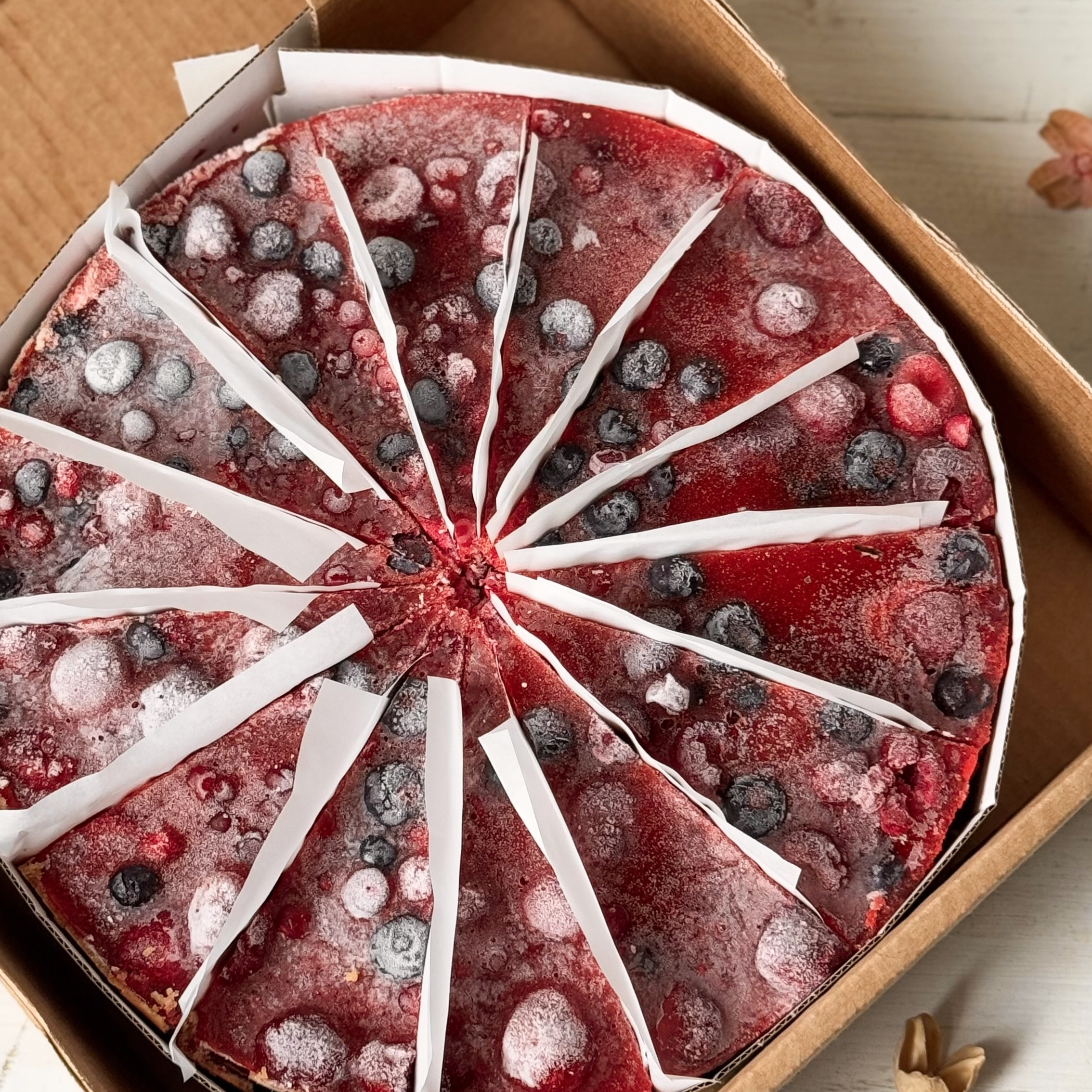 Нежнейший чизкейк из творожного сыра на сливочно-песочном корже, усыпанный лесными ягодами в желе. изображение 8