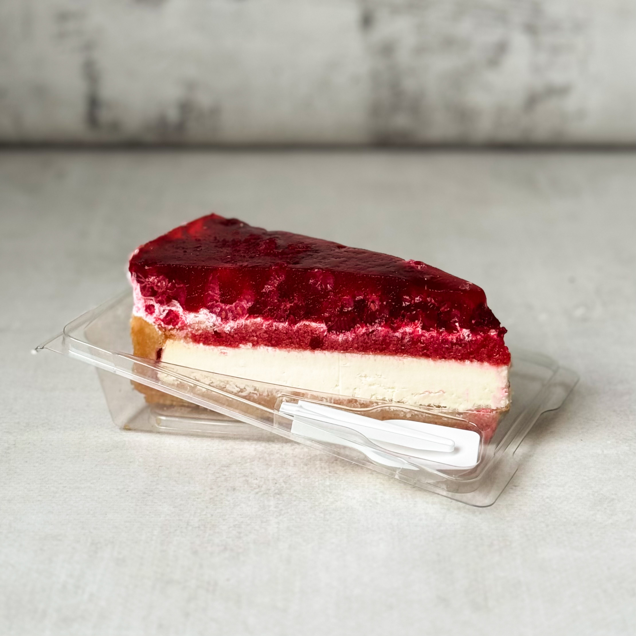 Нежнейший чизкейк из творожного сыра на сливочно-песочном корже, усыпанный ягодами свежей малины в желе. изображение 3