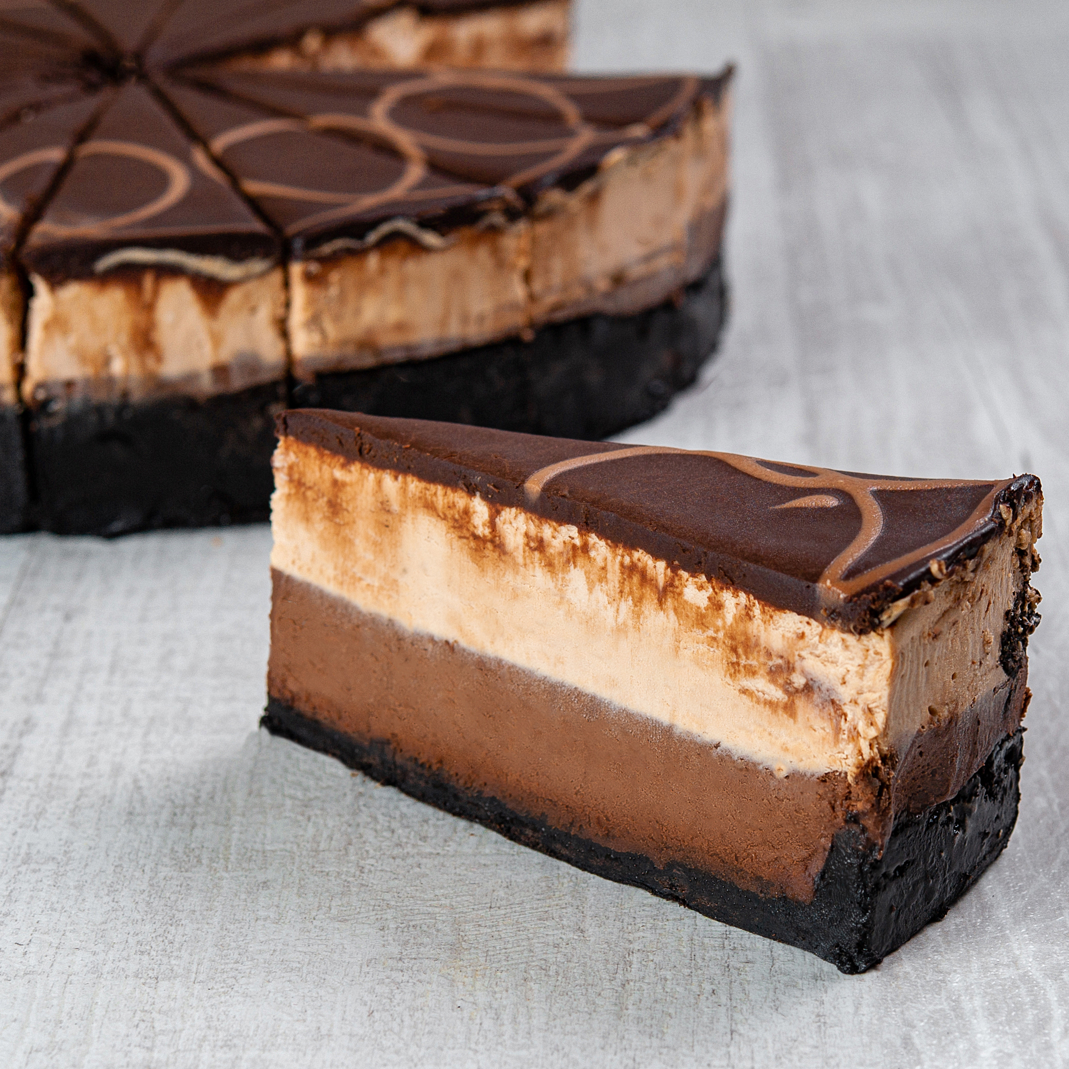 Корж из темного шоколада, горько-сладкий шоколадный чизкейк, чизкейк из молочного шоколада. Украшен глазурью из темного шоколада и полит молочным шоколадом. изображение 2