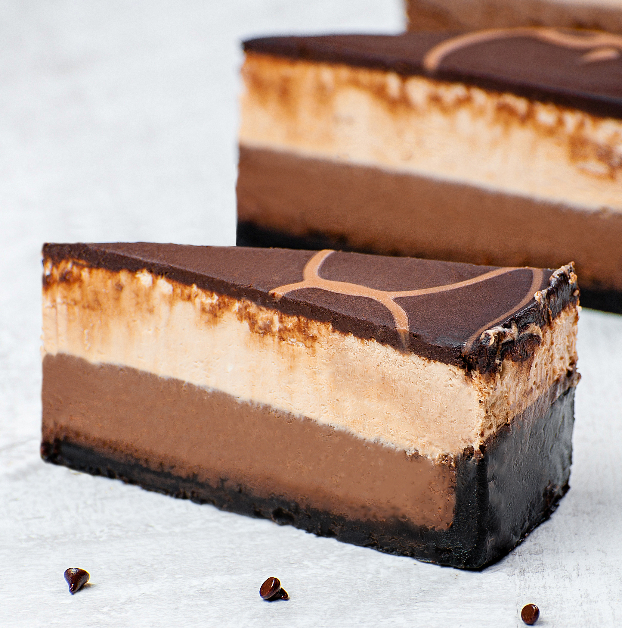 Корж из темного шоколада, горько-сладкий шоколадный чизкейк, чизкейк из молочного шоколада. Украшен глазурью из темного шоколада и полит молочным шоколадом. изображение 4